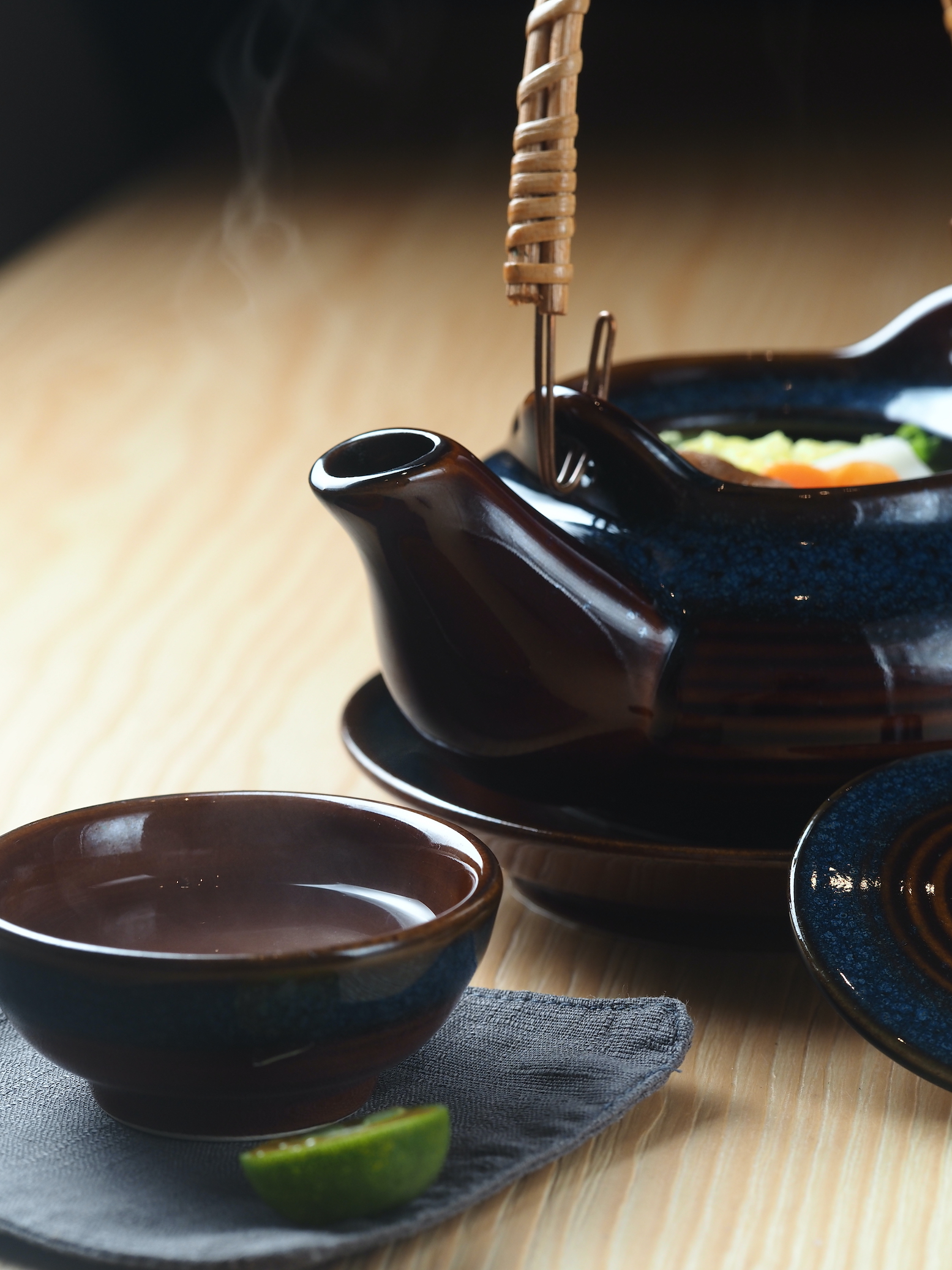 「雞肉土瓶蒸」食材豐美、湯底甘甜，搭配酸桔更妙。（180元／單點）