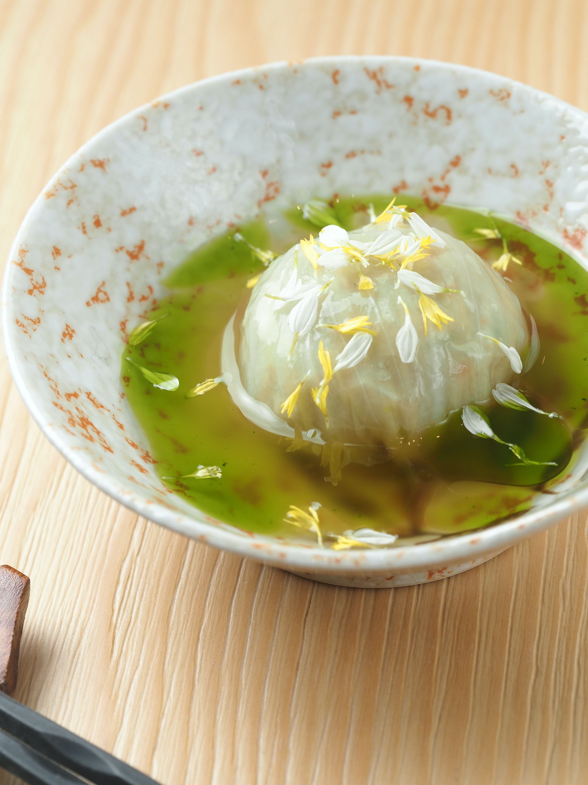 「高麗菜肉球佐時蔬綠油」讓高麗菜卷美出新高度。（雞懷石套餐內容）