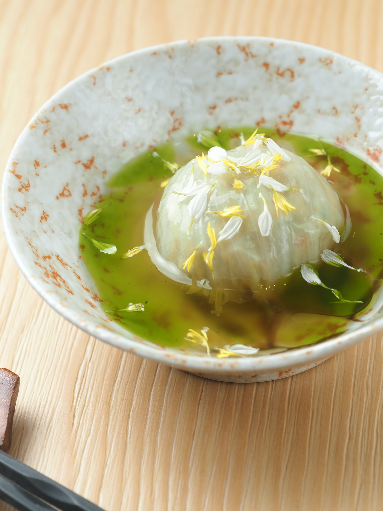 「高麗菜肉球佐時蔬綠油」讓高麗菜卷美出新高度。（雞懷石套餐內容）