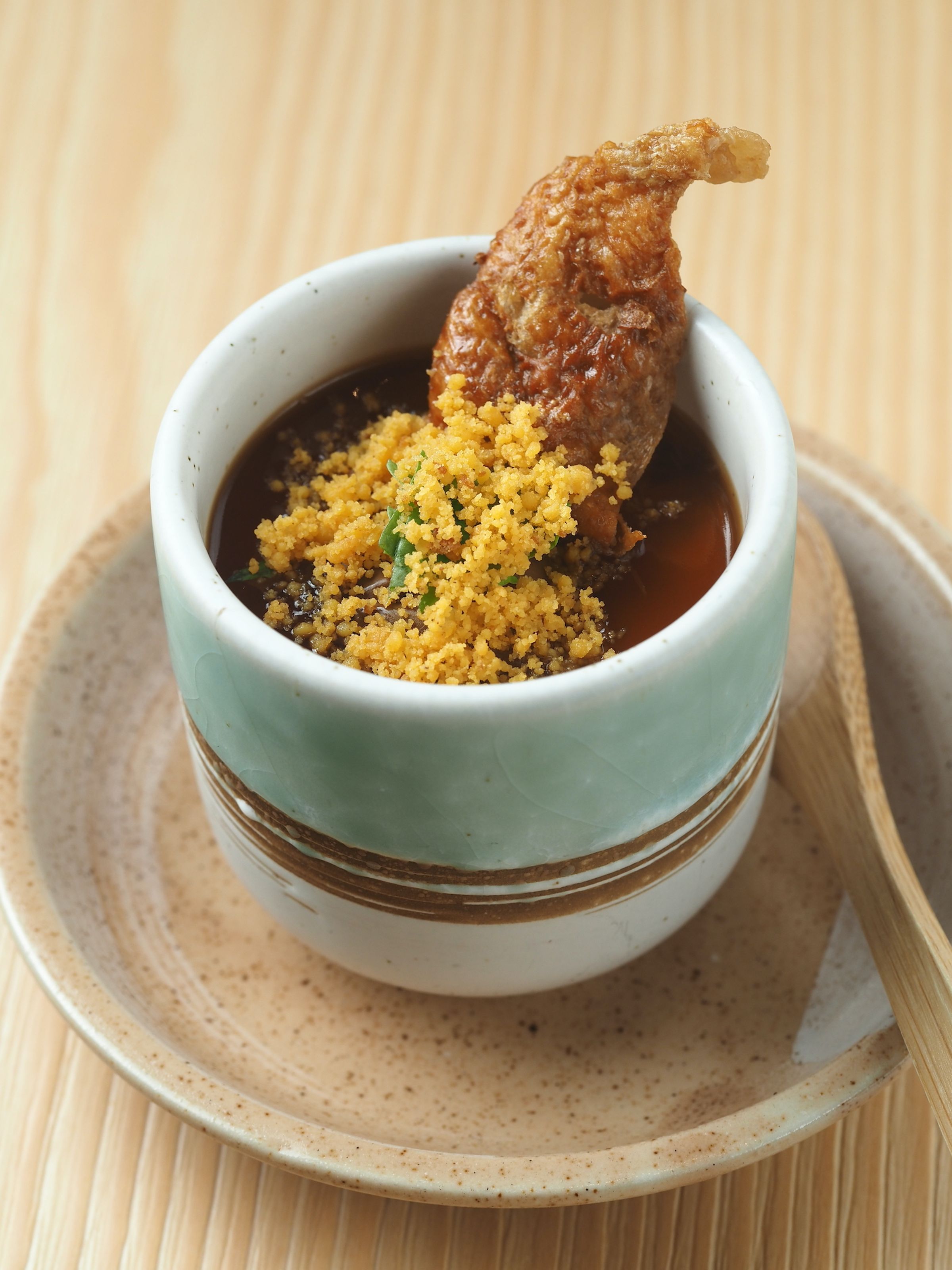 「雞肝茶碗蒸」炸雞皮封頂，增添了油潤度和香氣。（120元／單點）