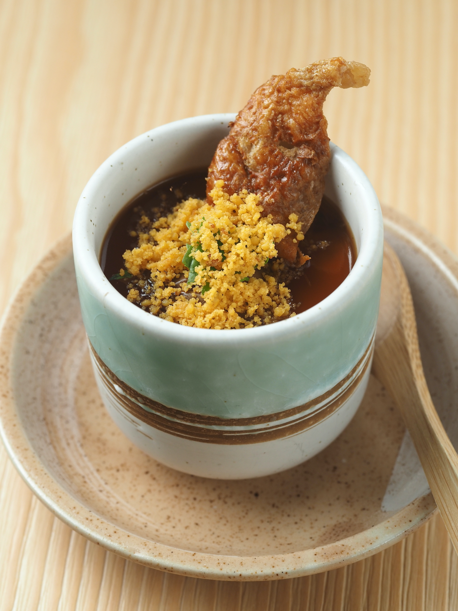「雞肝茶碗蒸」炸雞皮封頂，增添了油潤度和香氣。（120元／單點）