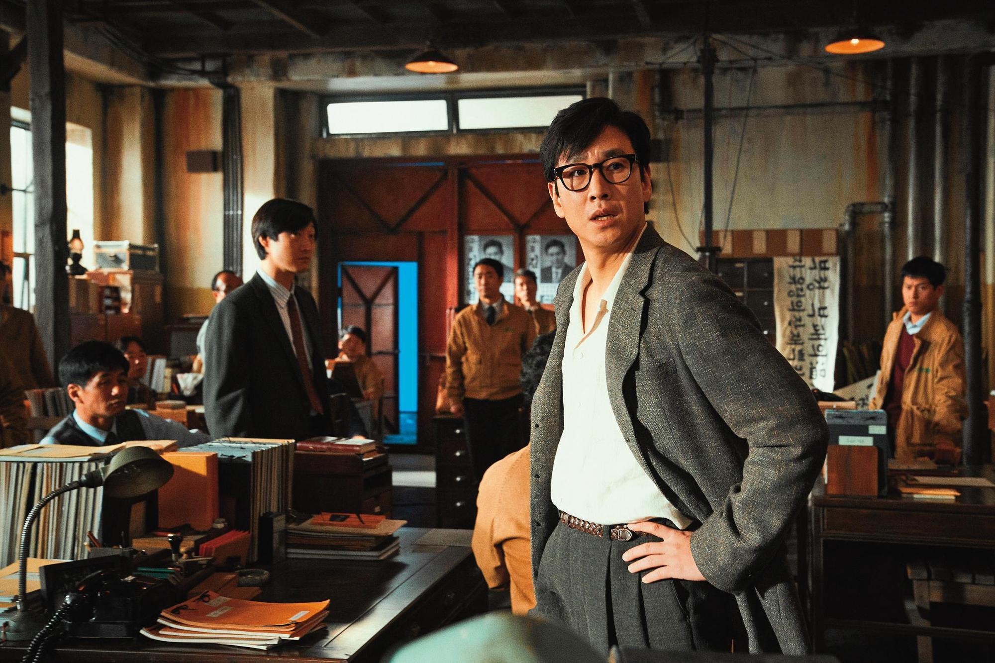 李善均演出輔佐反對黨登上大位的關鍵幕僚,但在對方登上巔峰之際,兩人的情誼已面臨考驗。(華映提供)