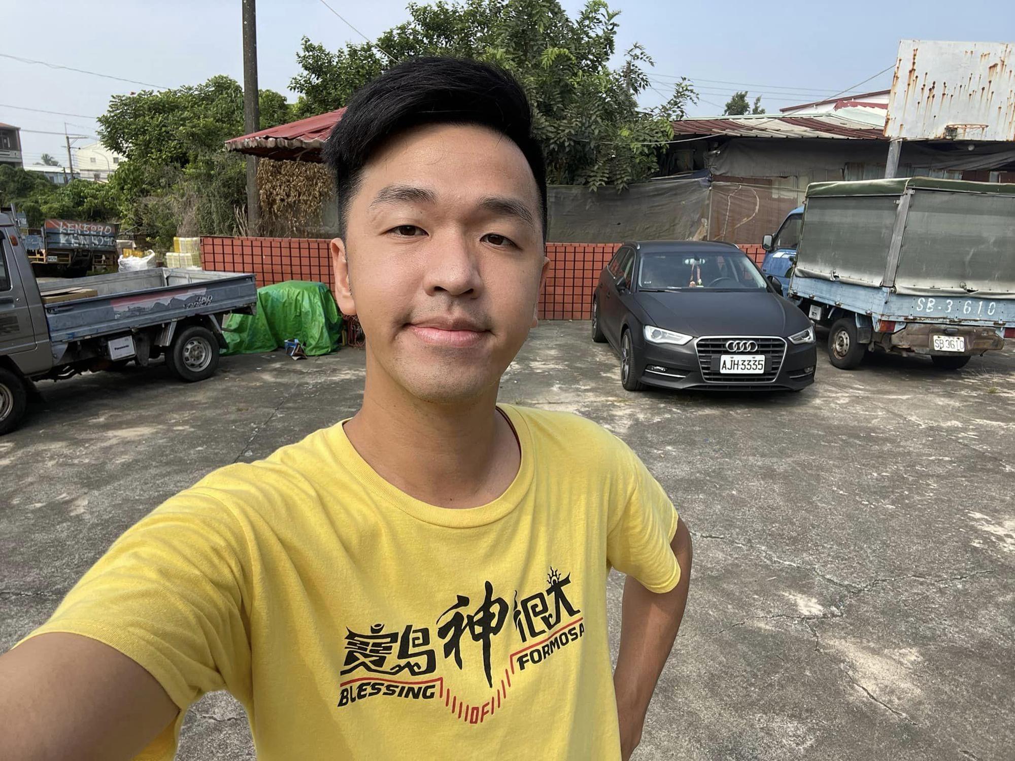 香蕉原本開經紀人的中古車,事業走上坡後買下奧迪。(翻攝自香蕉臉書)
