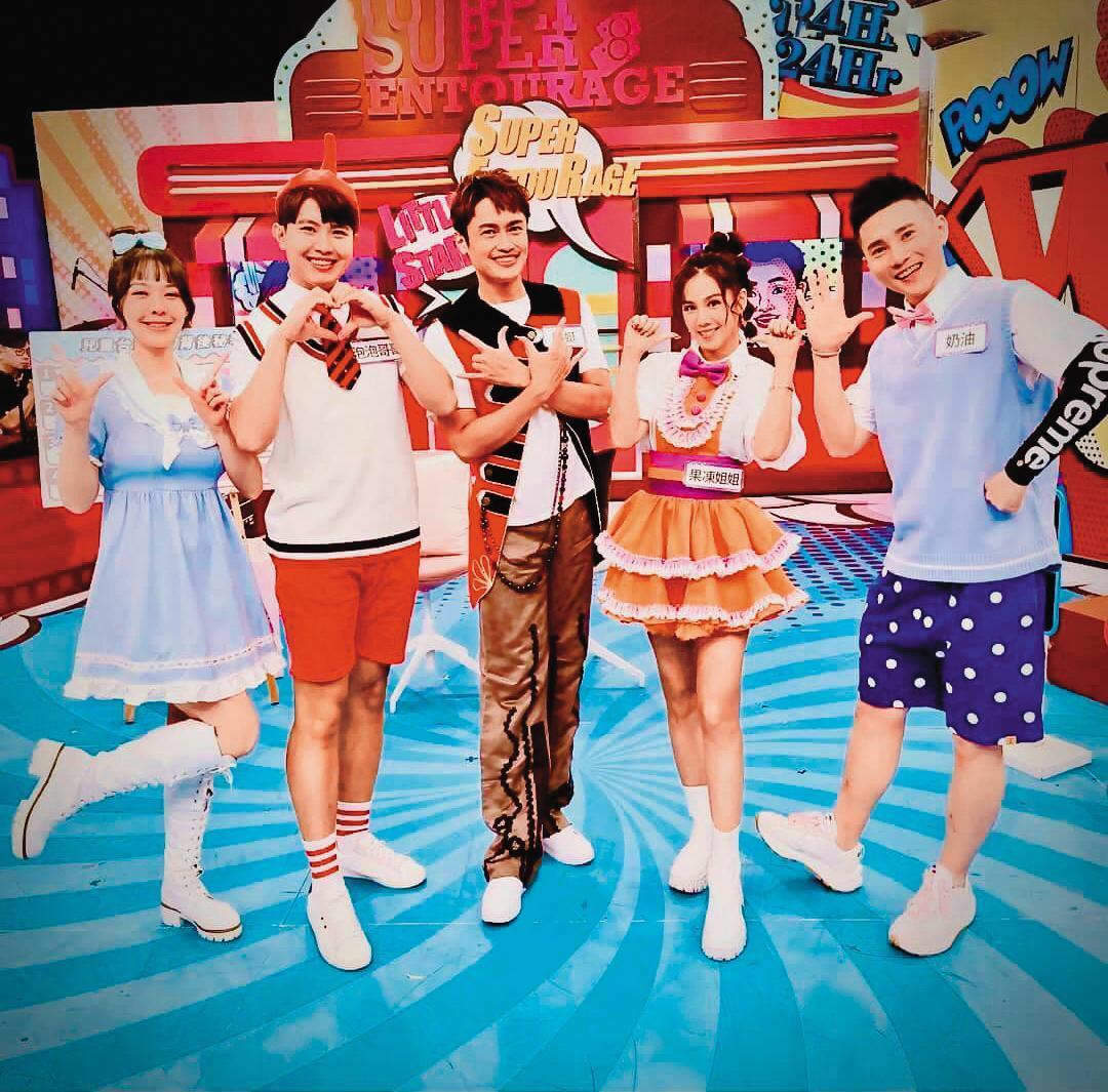 蜻蜓哥哥（左三）是東森幼幼台第一代昆蟲哥哥，今年籌辦演藝學院，準備培訓兩岸新人。（翻攝自蜻蜓哥哥宋翊彰臉書）