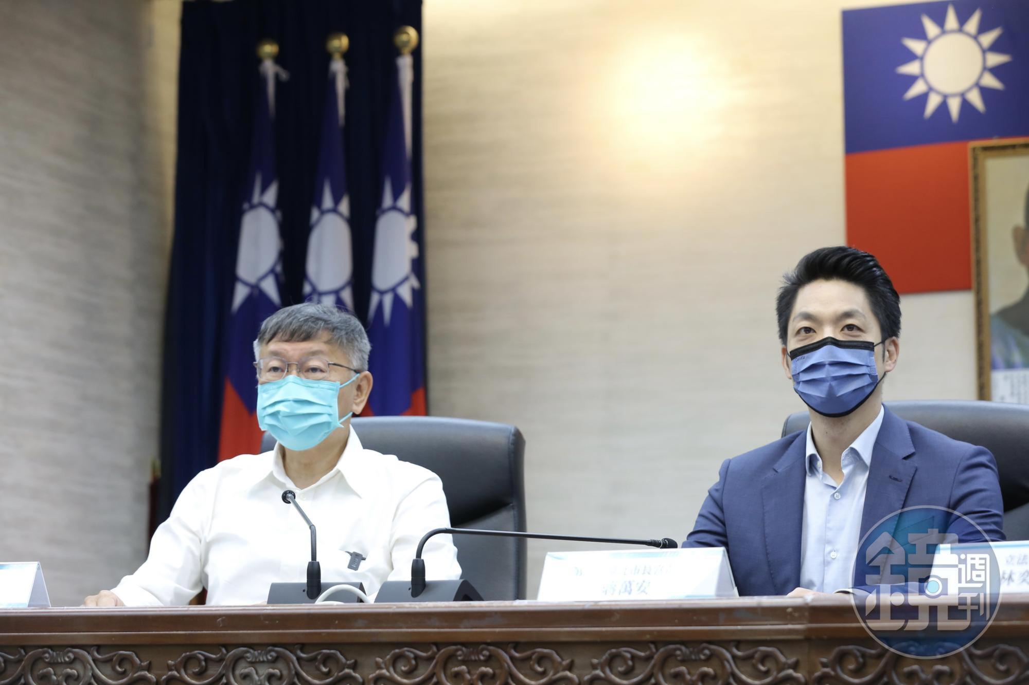 蔣萬安（右）將於12月25日正式就任台北市長，今天他與現任市長柯文哲（左）碰面討論交接事宜。