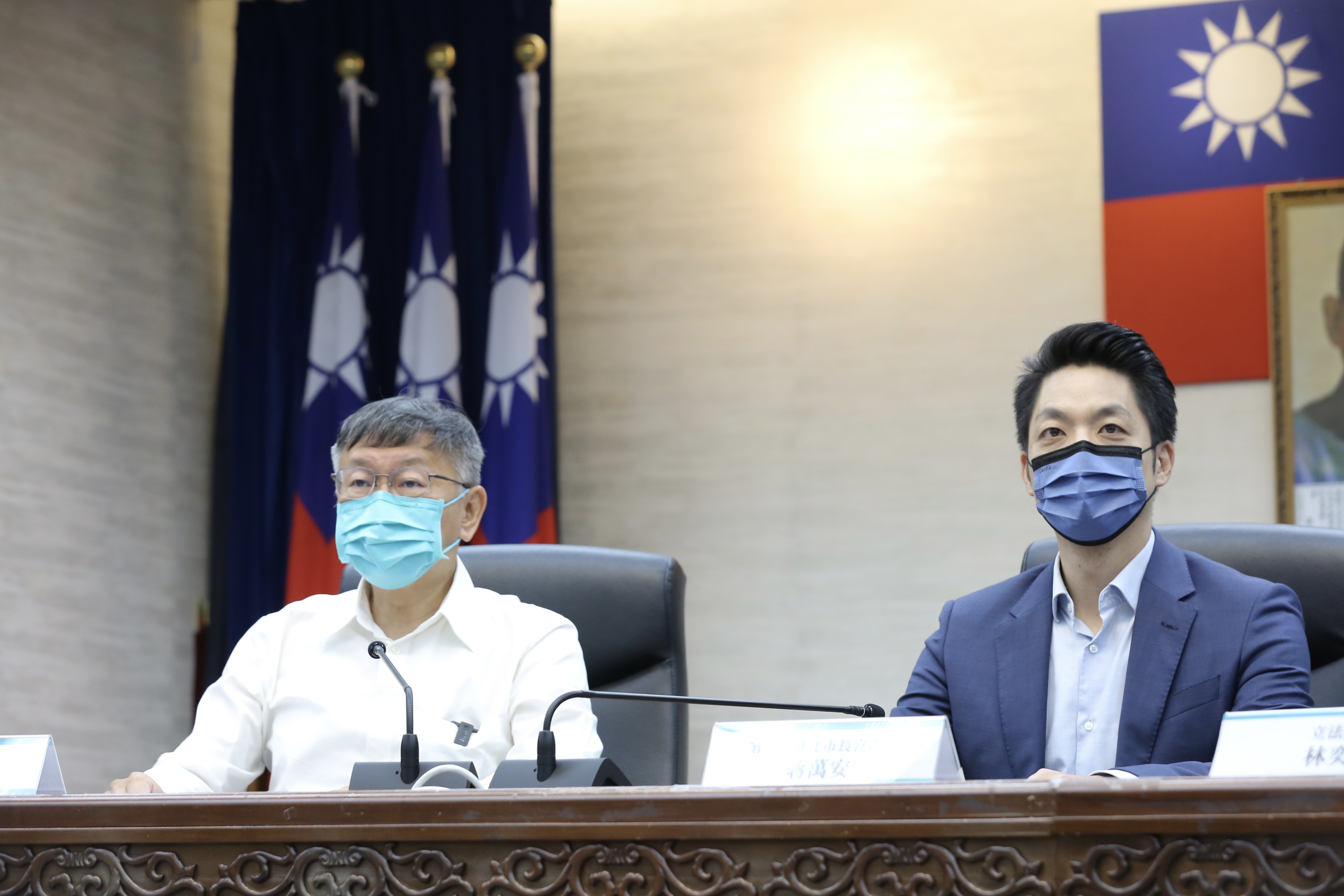 蔣萬安（右）將於12月25日正式就任台北市長，今天他與現任市長柯文哲（左）碰面討論交接事宜。