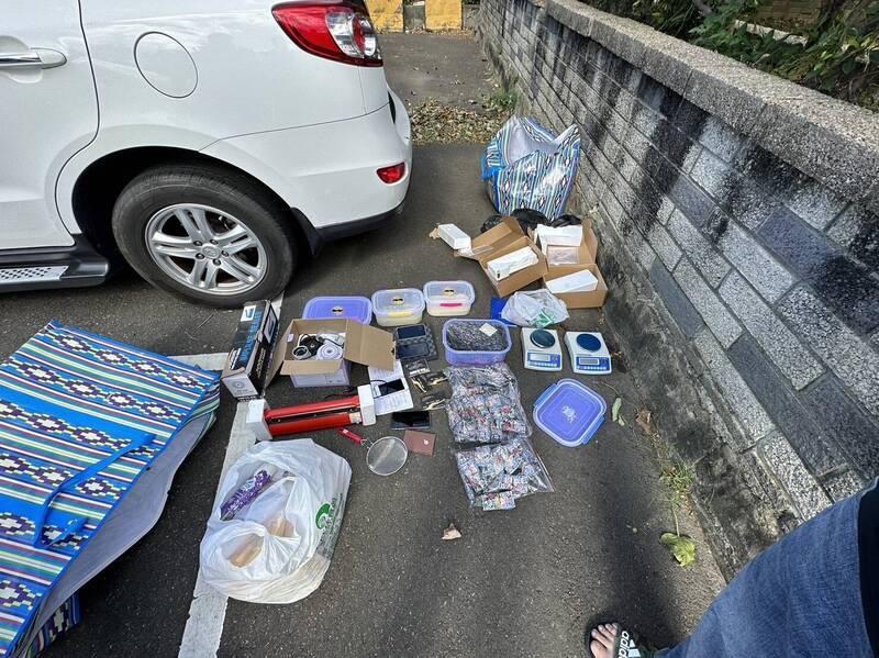 新竹市警方查獲販毒將毒品原料與製毒工具放在車上,成為流動製毒車。(警方提供)