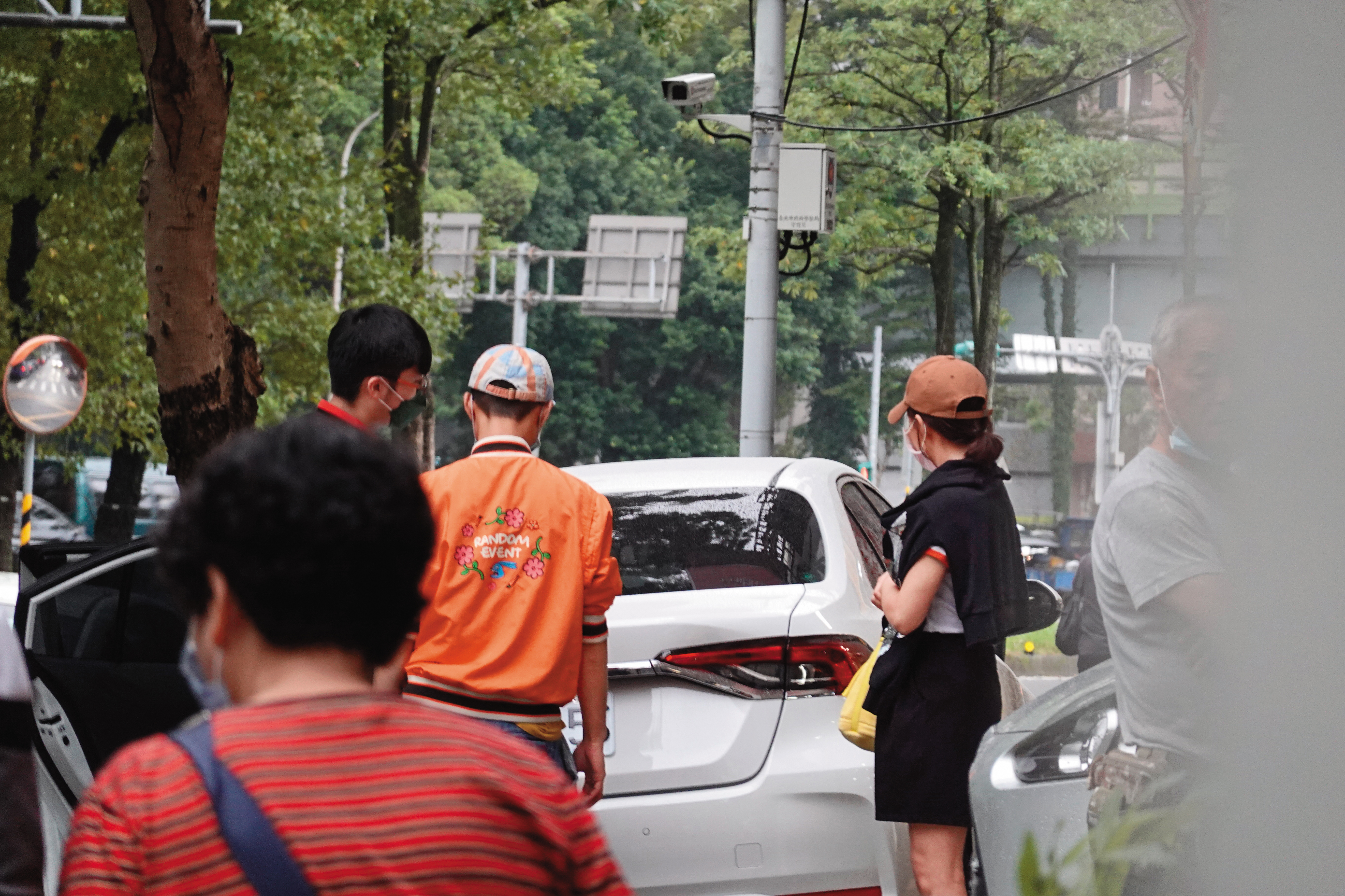 15：32，浩子（中）和老婆（右）在車行看車，和業務討論要租哪一輛。