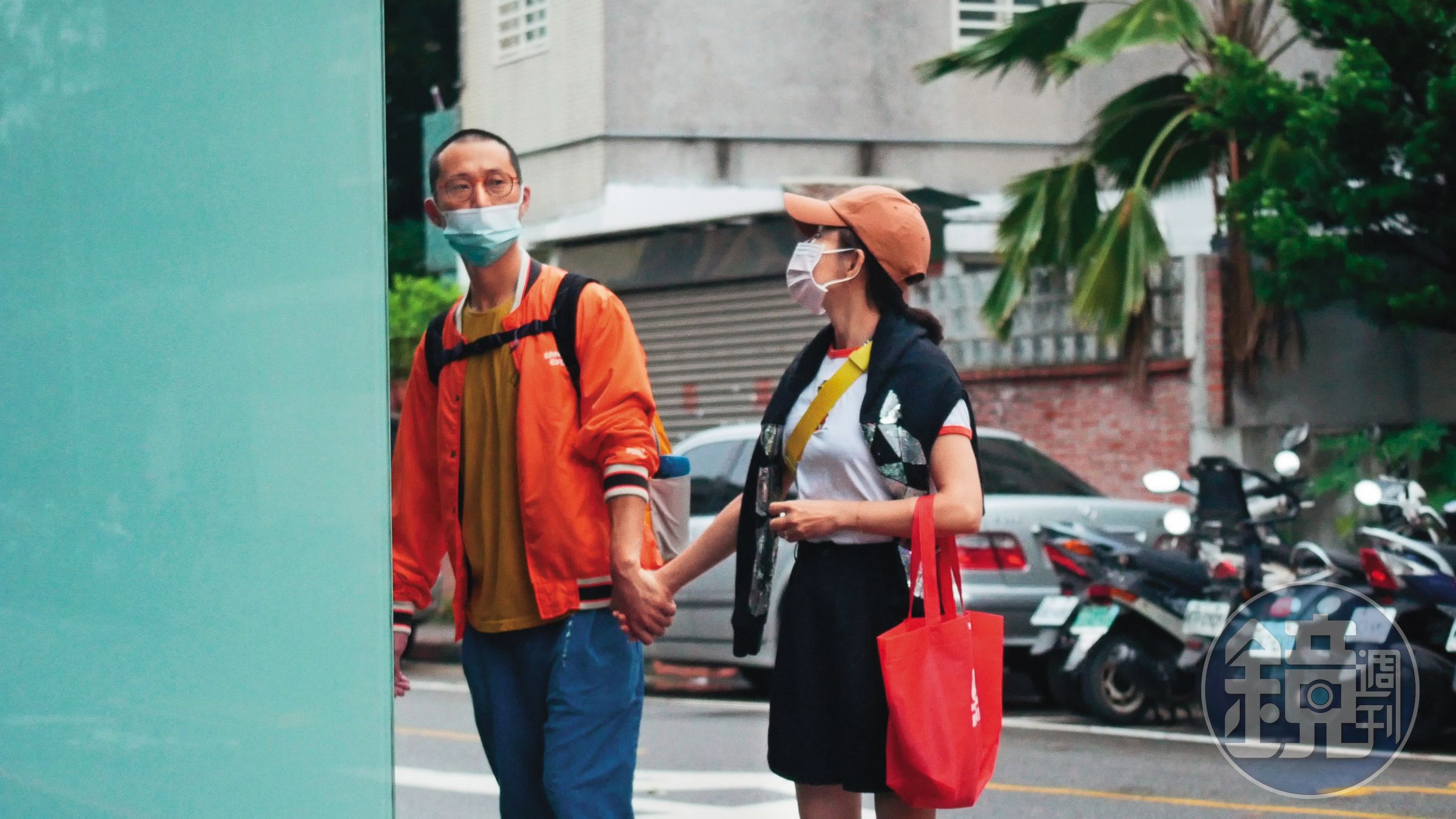 11/25 14：09，浩子與老婆兩人一路上都手牽手，感情相當親密。