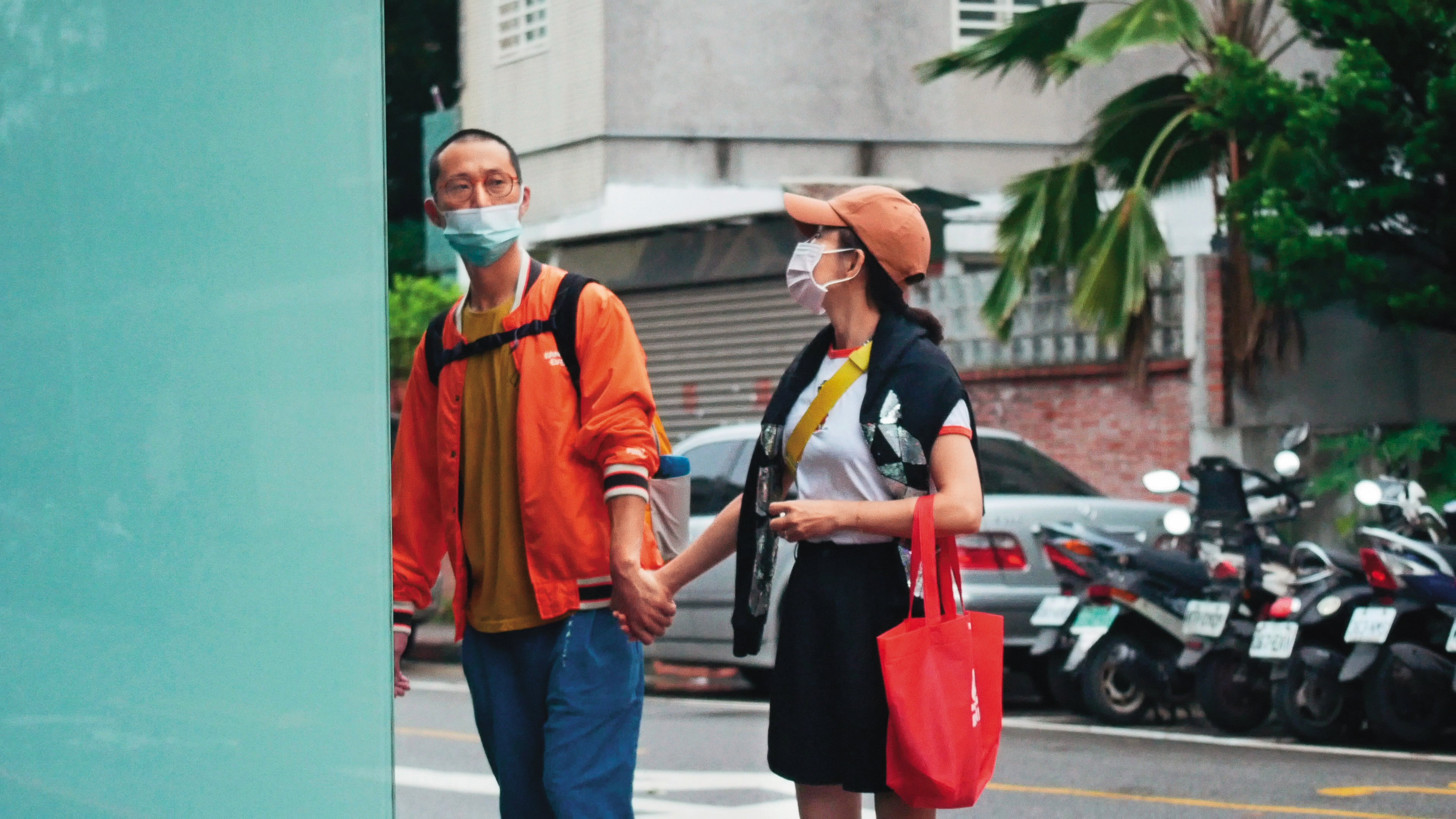 11/25 14：09，浩子與老婆兩人一路上都手牽手，感情相當親密。