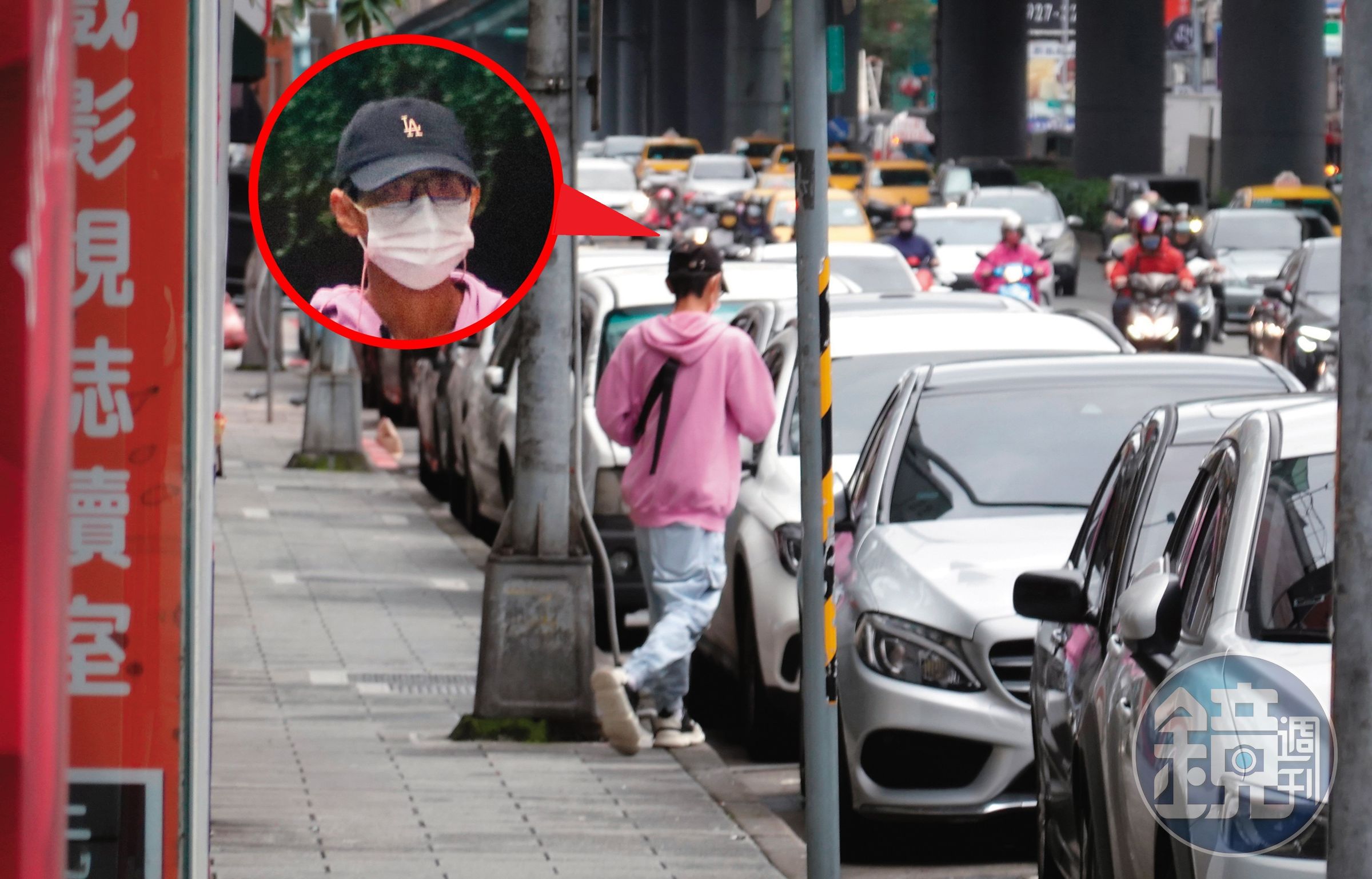 11/26 13：42，阿翔開的是他前幾年斷開謝忻時，賣掉BMW後新買的賓士車。