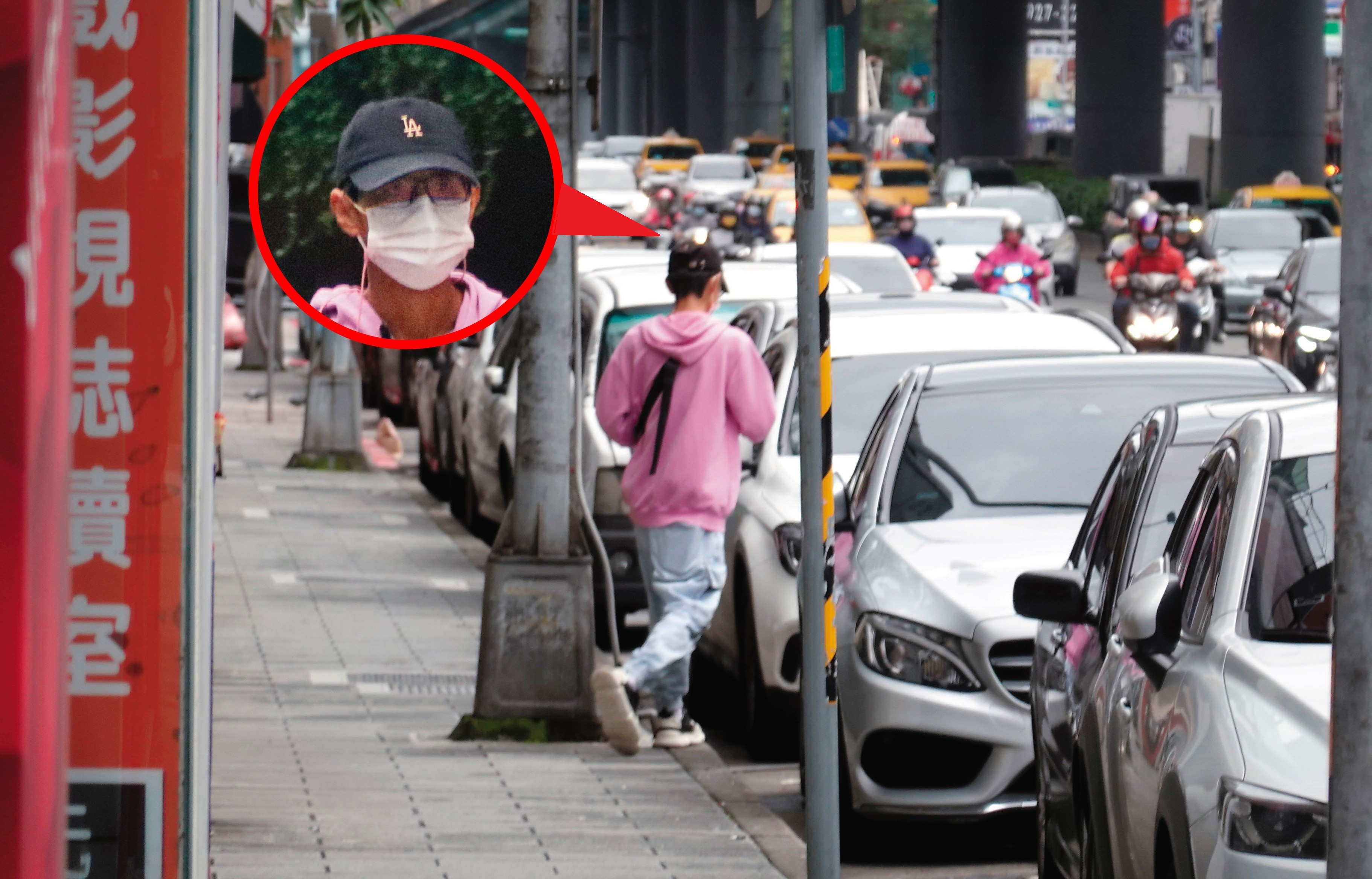 11/26 13：42，阿翔開的是他前幾年斷開謝忻時，賣掉BMW後新買的賓士車。