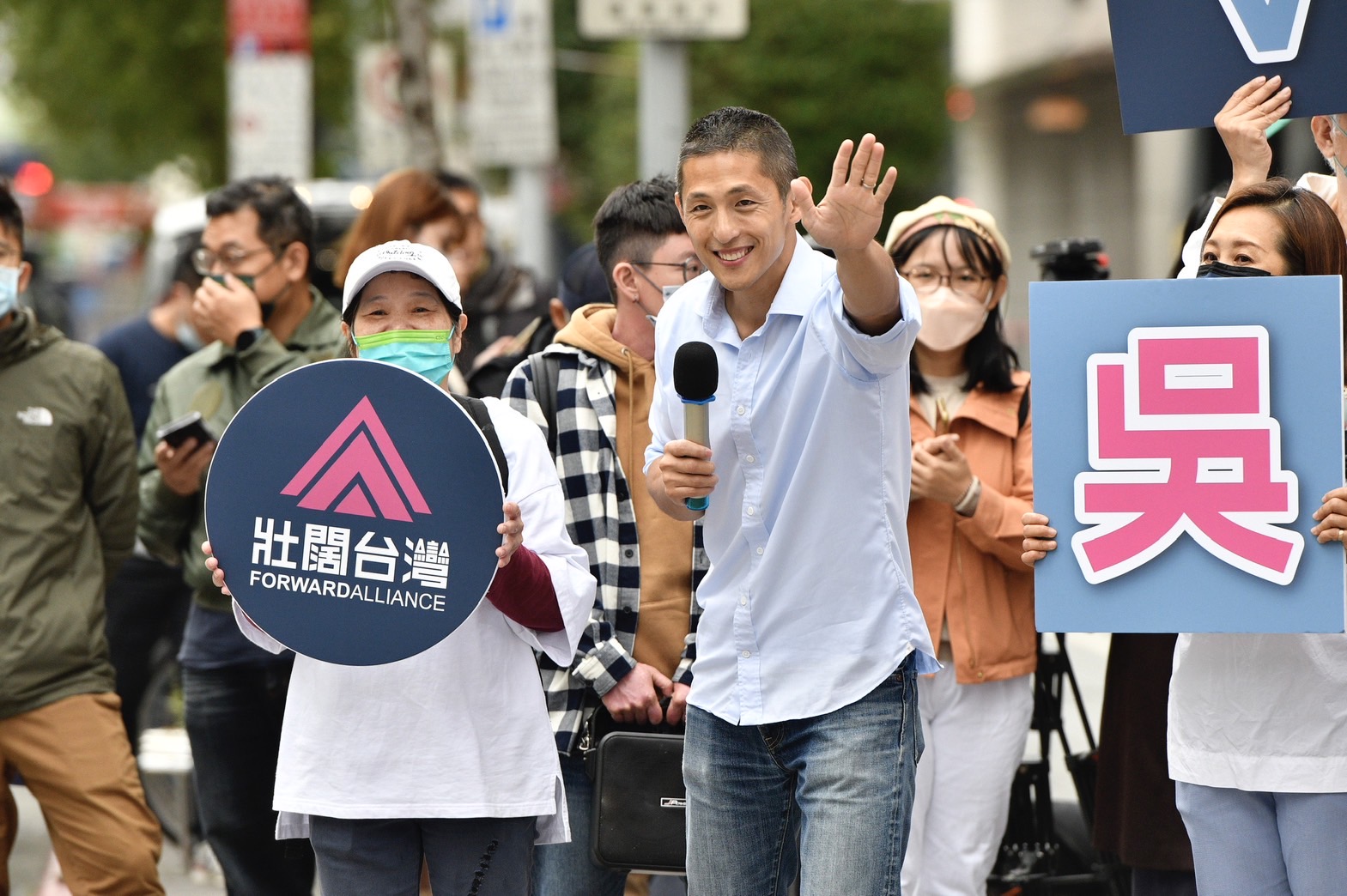 一名綠營派系要角也認為，吳怡農擁有3優勢，包含學經歷及顏值均佳，以及這次訴求正面政見。