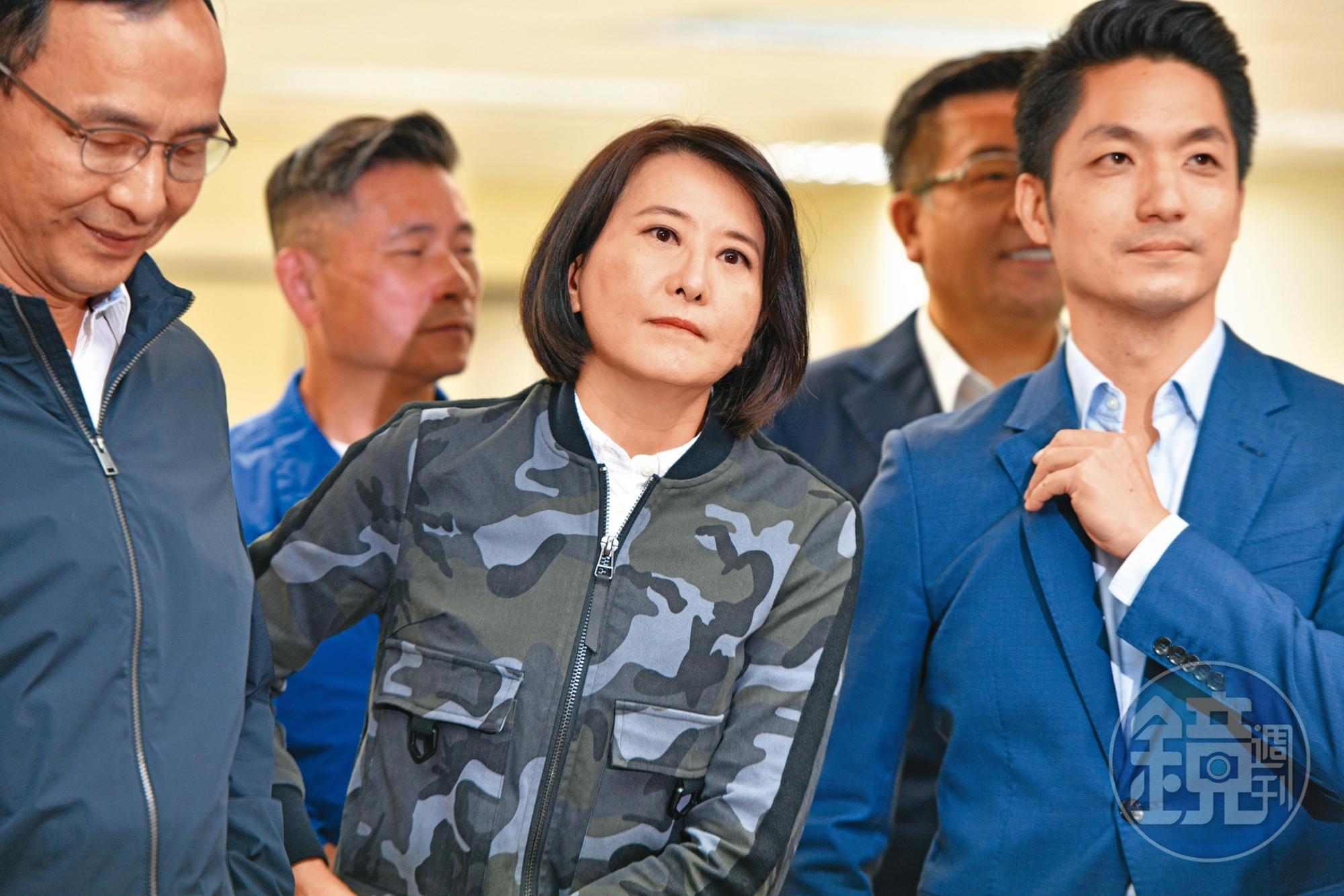 國民黨窮絕之際,終於說動原以「不願落跑」當理由的王鴻薇(中)點頭參加北市立委補選。