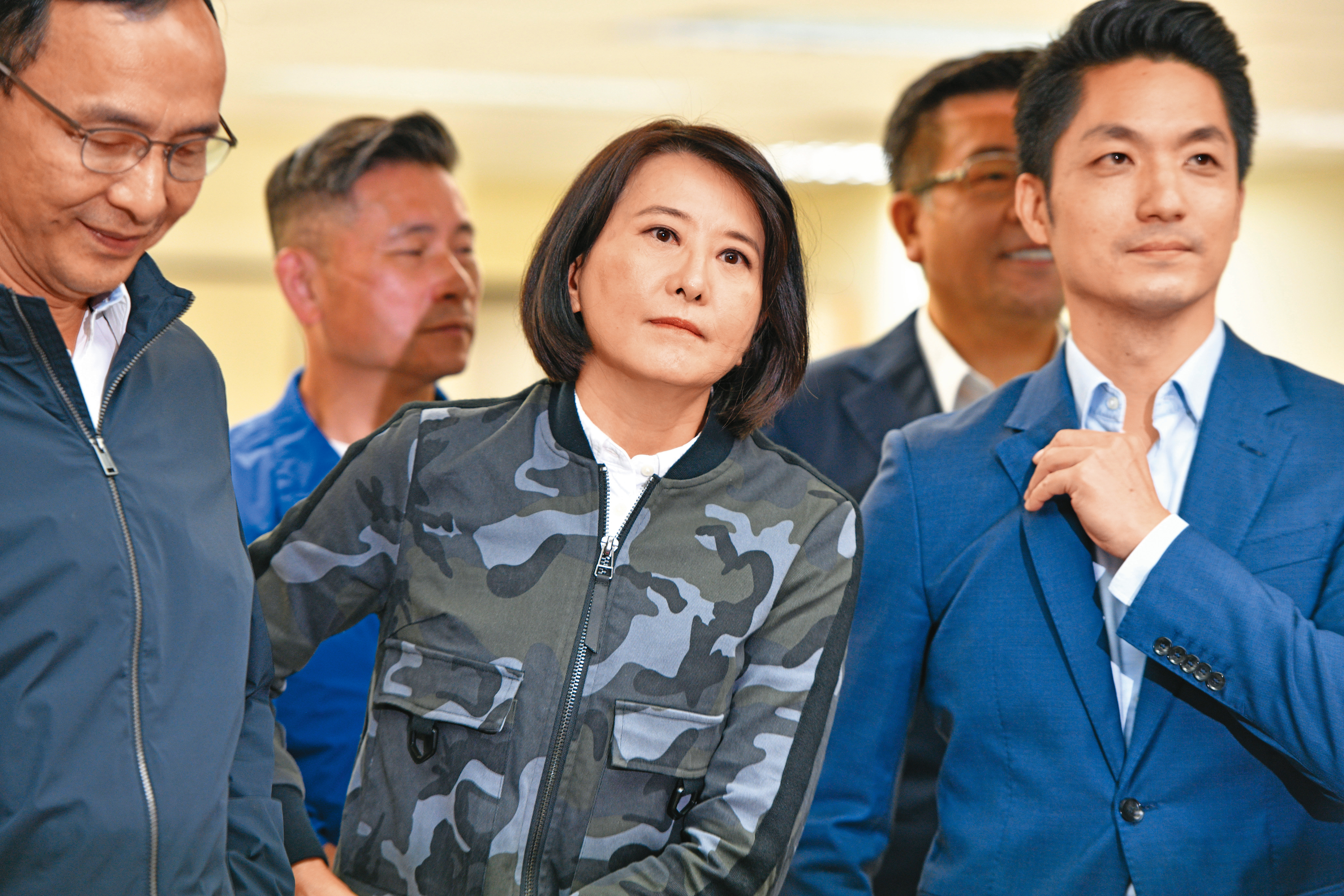 國民黨窮絕之際，終於說動原以「不願落跑」當理由的王鴻薇（中）點頭參加北市立委補選。