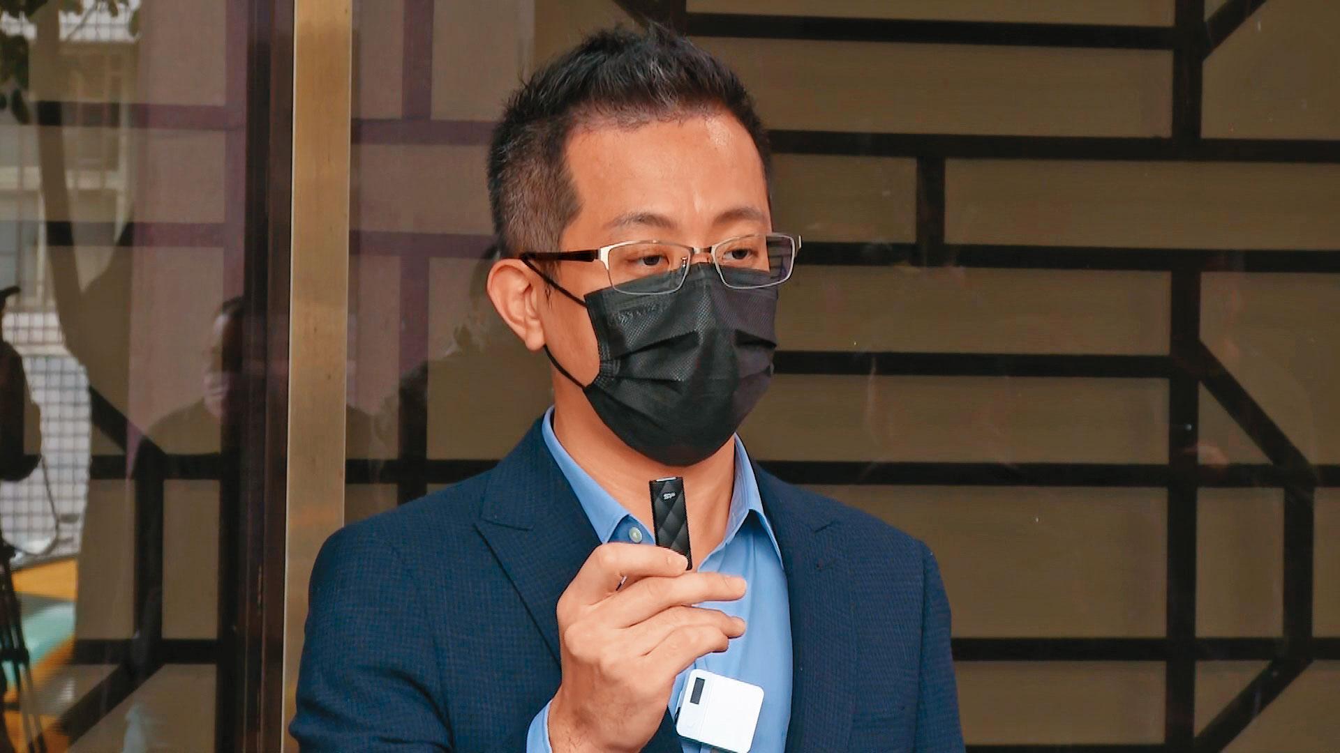 民眾黨前新竹縣黨部執行長林冠年（圖）選前赴北檢遞交。內含高虹安辦公室錄音檔及相關事證的隨身碟，希望檢方加速查辦。（翻攝鏡新聞）