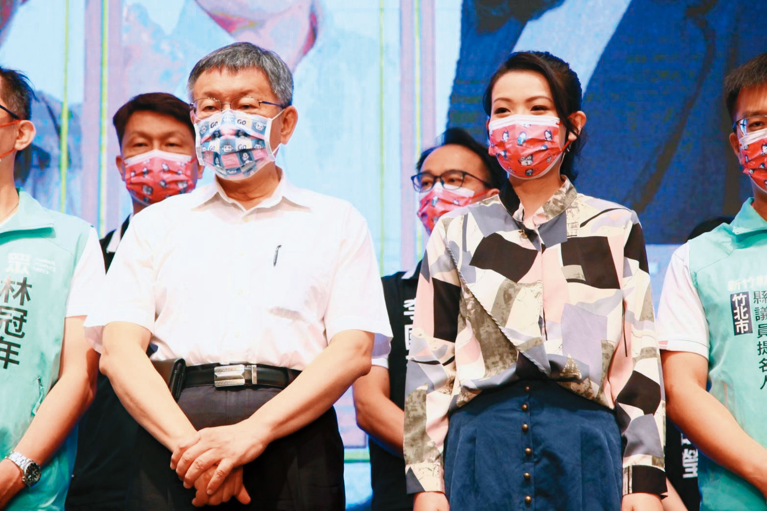 身兼台北市長的民眾黨主席柯文哲(左)賣力替高虹安(右)造勢,選前一刻仍替她站台拉票。(民眾黨提供)