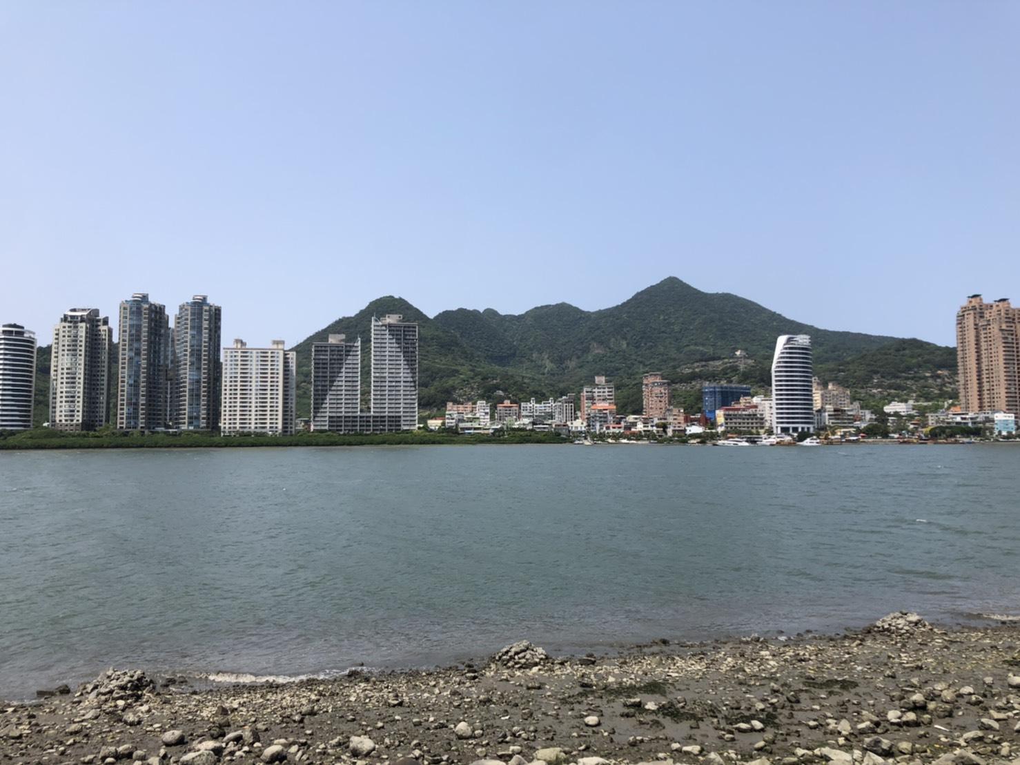 因八里輕軌可望在淡海輕軌二期後動工等利多因素刺激，以及長期低單價優勢，造就八里河岸景觀宅預售屋平均房價大幅攀升。（台灣房屋提供）