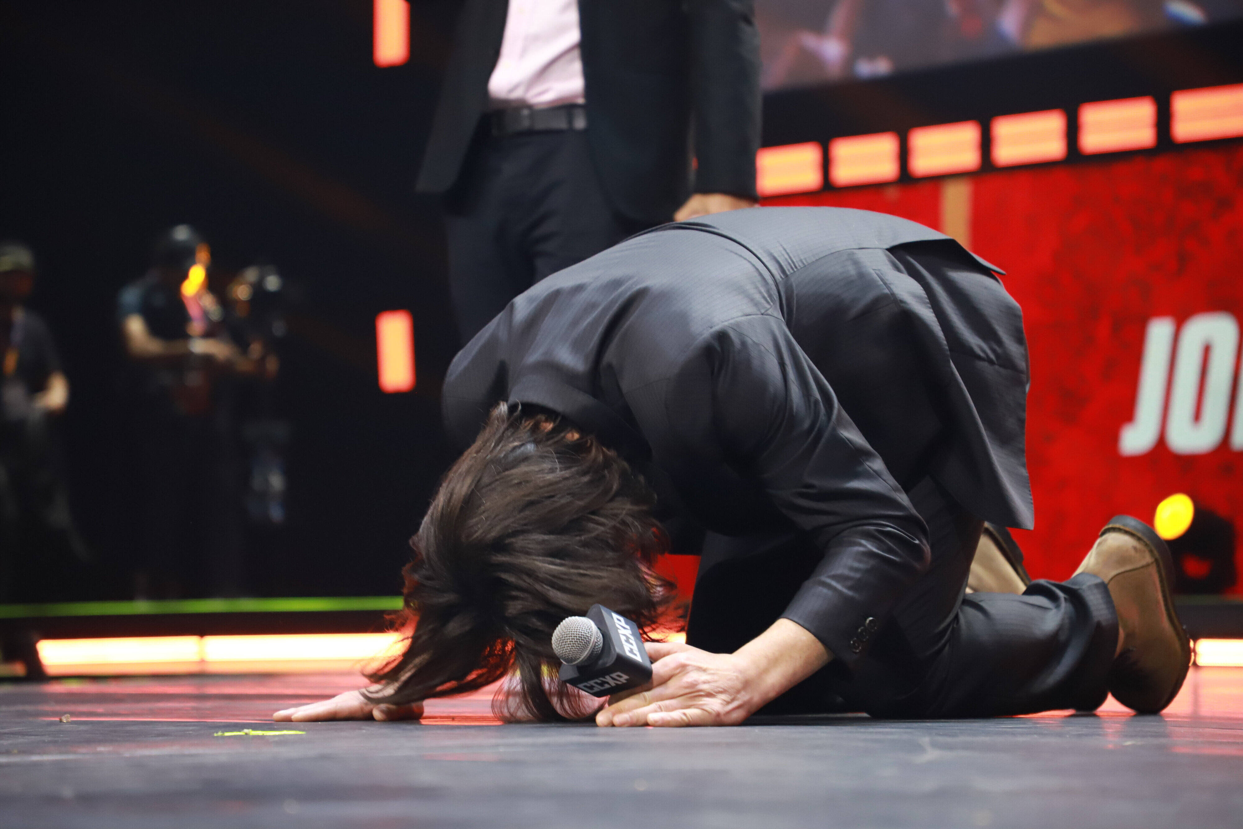 基努李維在舞台上跟全場觀眾下跪磕頭。(東方IC)