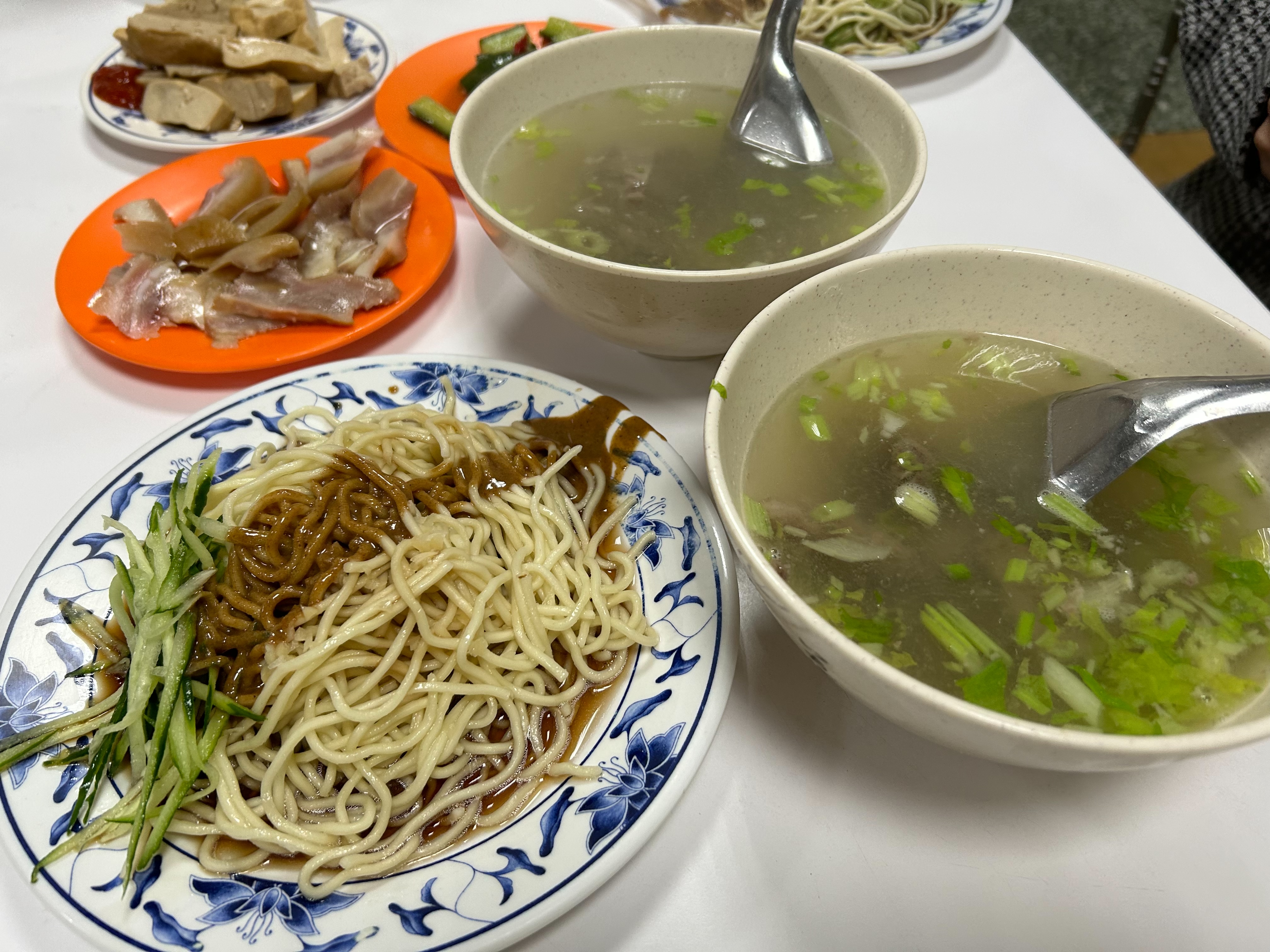 PTT網友好奇有沒有人每餐控制花費在百元內，話題一出吸引熱議。（資料照）