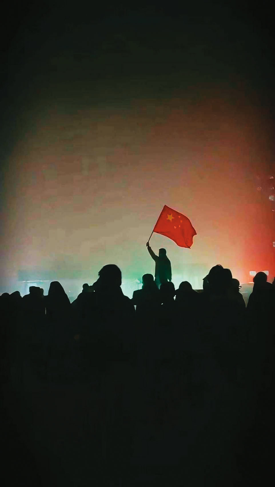 11月25日，新疆烏魯木齊市民衝出家門，前往市政府、人民廣場遊行，抗議過度封控與各種災難。（翻攝網路）