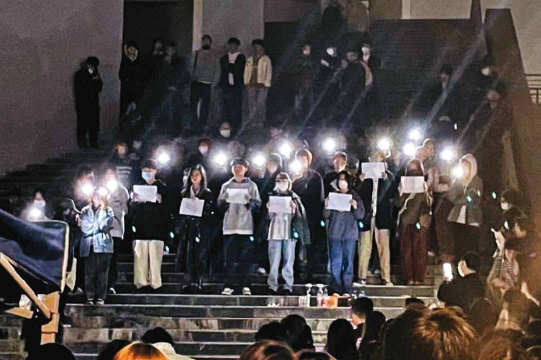 南京傳媒學院的大學生首度以舉白紙的形式悼念、控訴，開啟了遍布全中國大城市、大學的白紙運動。（翻攝網路）