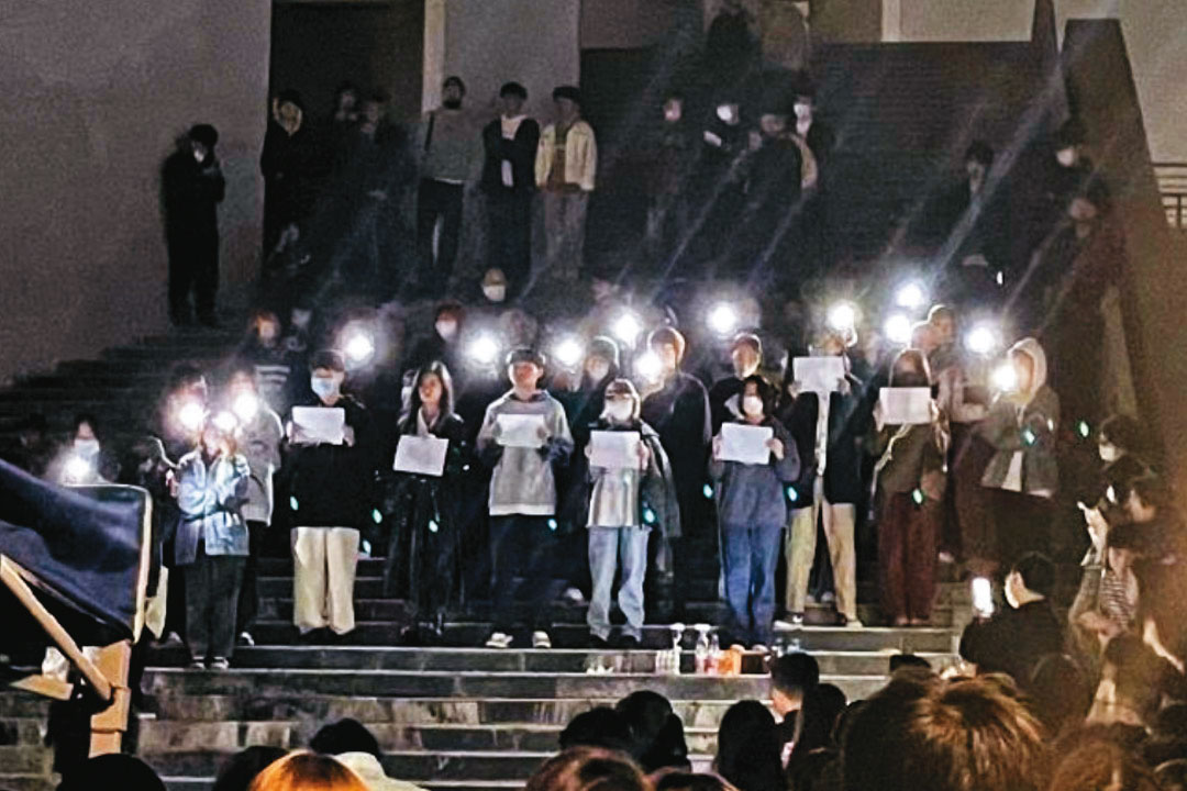 南京傳媒學院的大學生首度以舉白紙的形式悼念、控訴，開啟了遍布全中國大城市、大學的白紙運動。（翻攝網路）