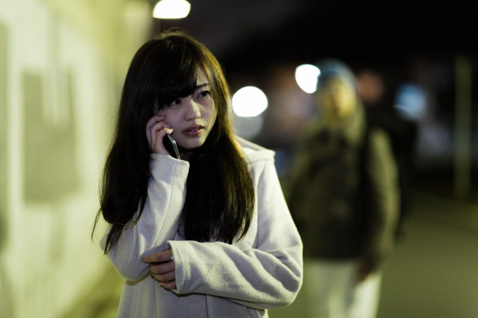 一名女性上班族不理會同事瘋狂追求,竟整晚收到不明顯示號碼來電騷擾。(示意圖,pakutaso)
