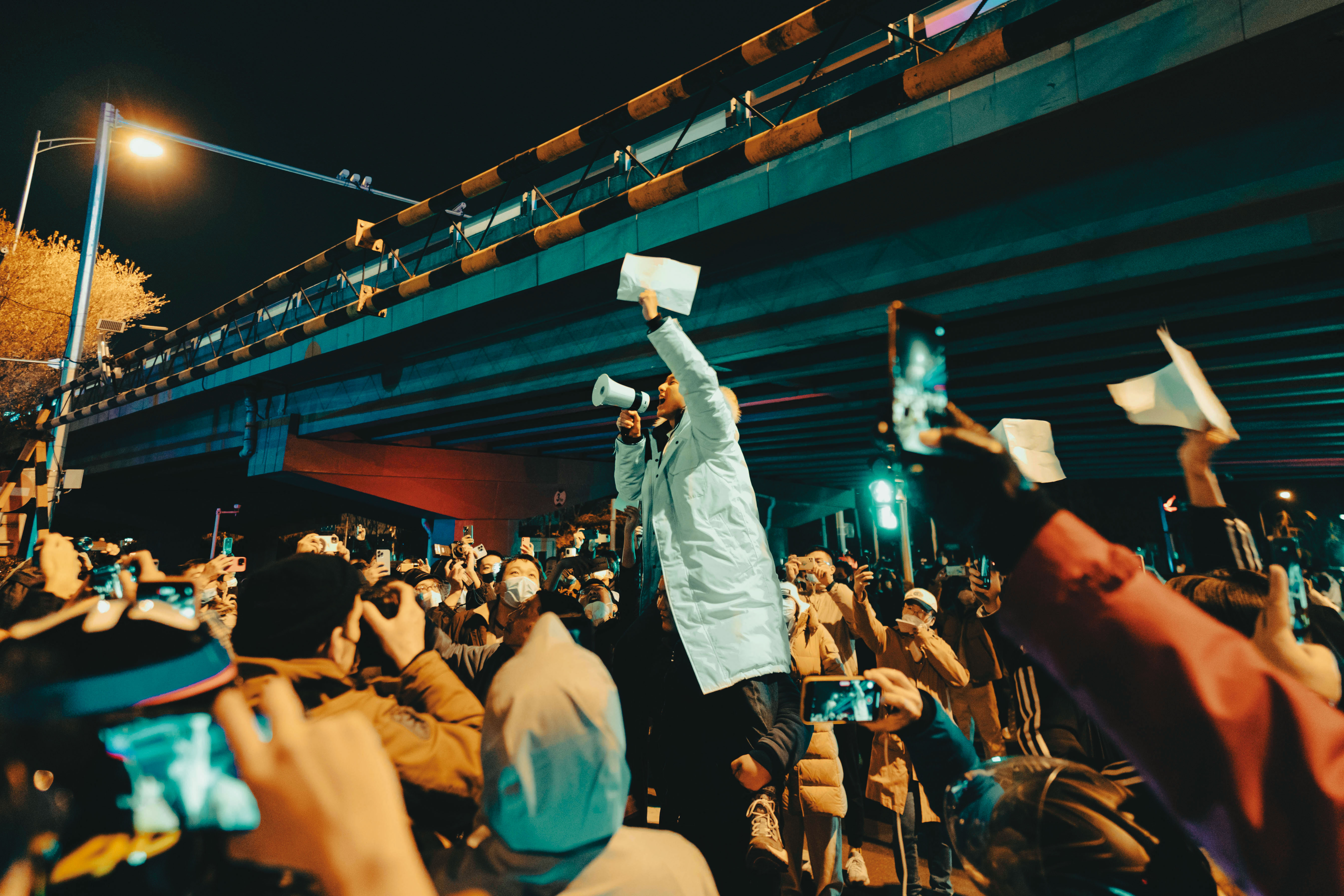 北京民眾手持大聲公表達訴求,圍觀群眾紛紛拿出攝影器材記錄。(受訪者提供)