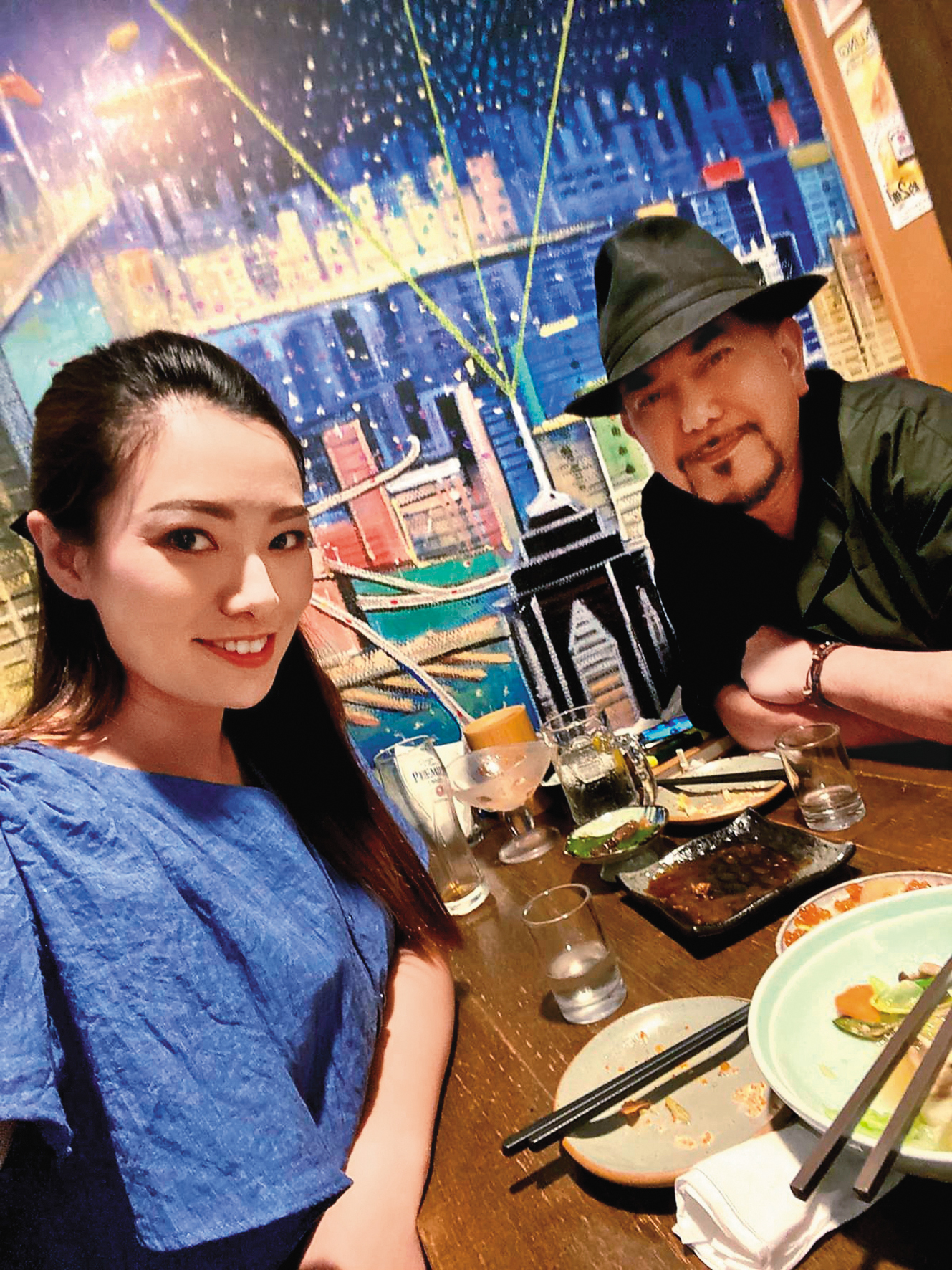 黃秋生之前與外型姣好,演過不少電視劇、電影的香港藝人菁瑋約吃飯,還在臉書貼出合照,疑似在應徵助手。(翻攝自黃秋生臉書)