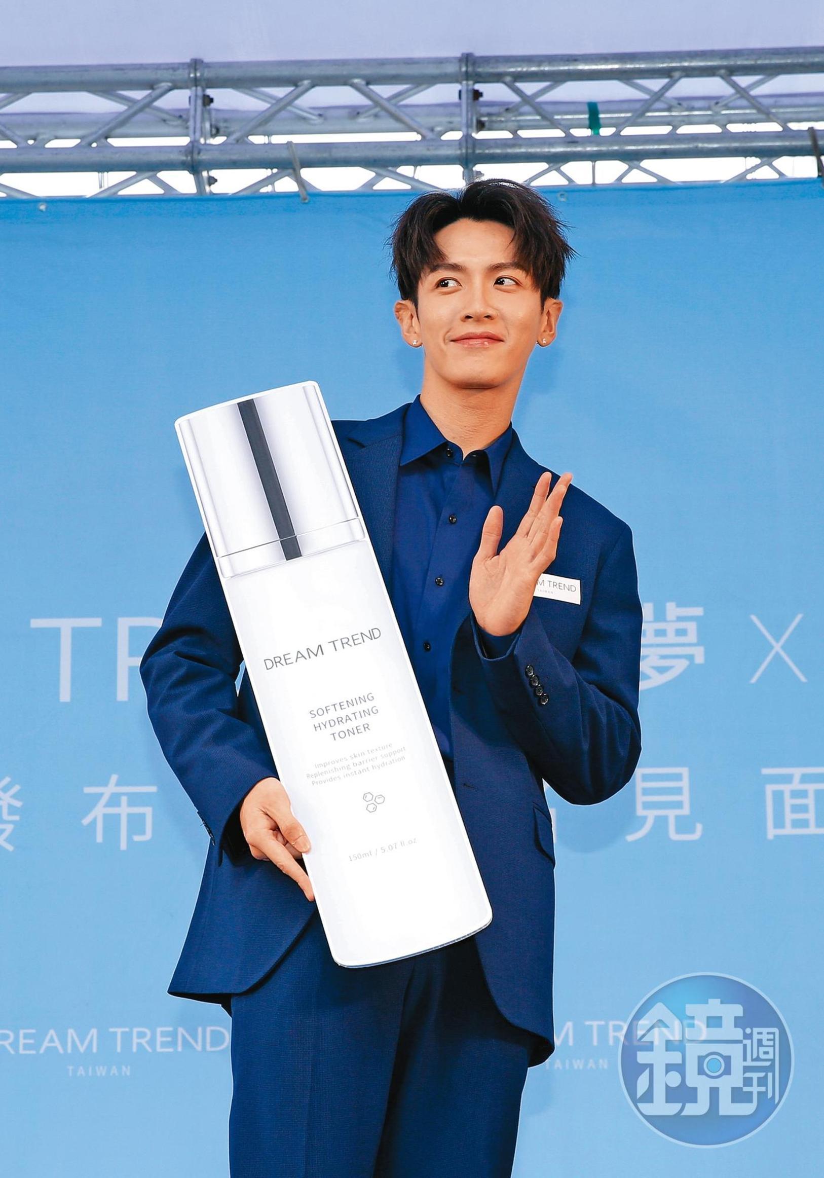 柯震東出席保養品牌Dream Trend發布會，笑說跟峮峮「真的有什麼就不會想同框」。被問到有想約會的女生嗎？他回答：「我欣賞蔡依林啊！」（敷衍）