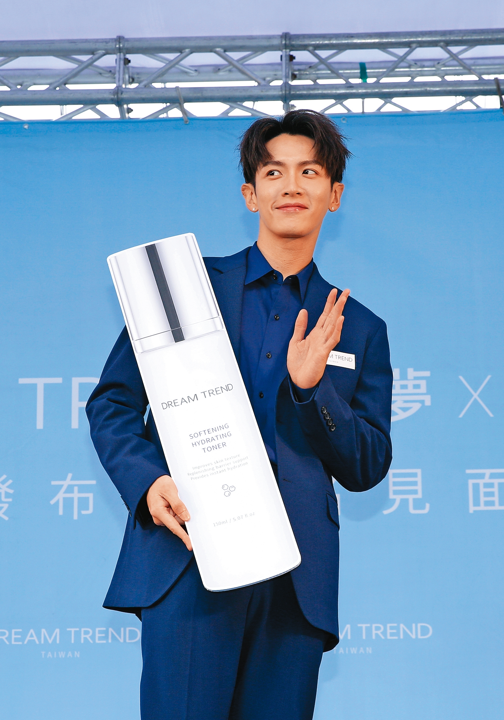柯震東出席保養品牌Dream Trend發布會,笑說跟峮峮「真的有什麼就不會想同框」。被問到有想約會的女生嗎?他回答:「我欣賞蔡依林啊!」(敷衍)