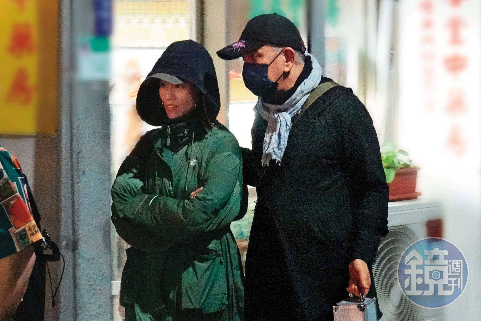 12月1日17:57,黃秋生身邊黏著一名女伴,看似兩人關係相當要好。