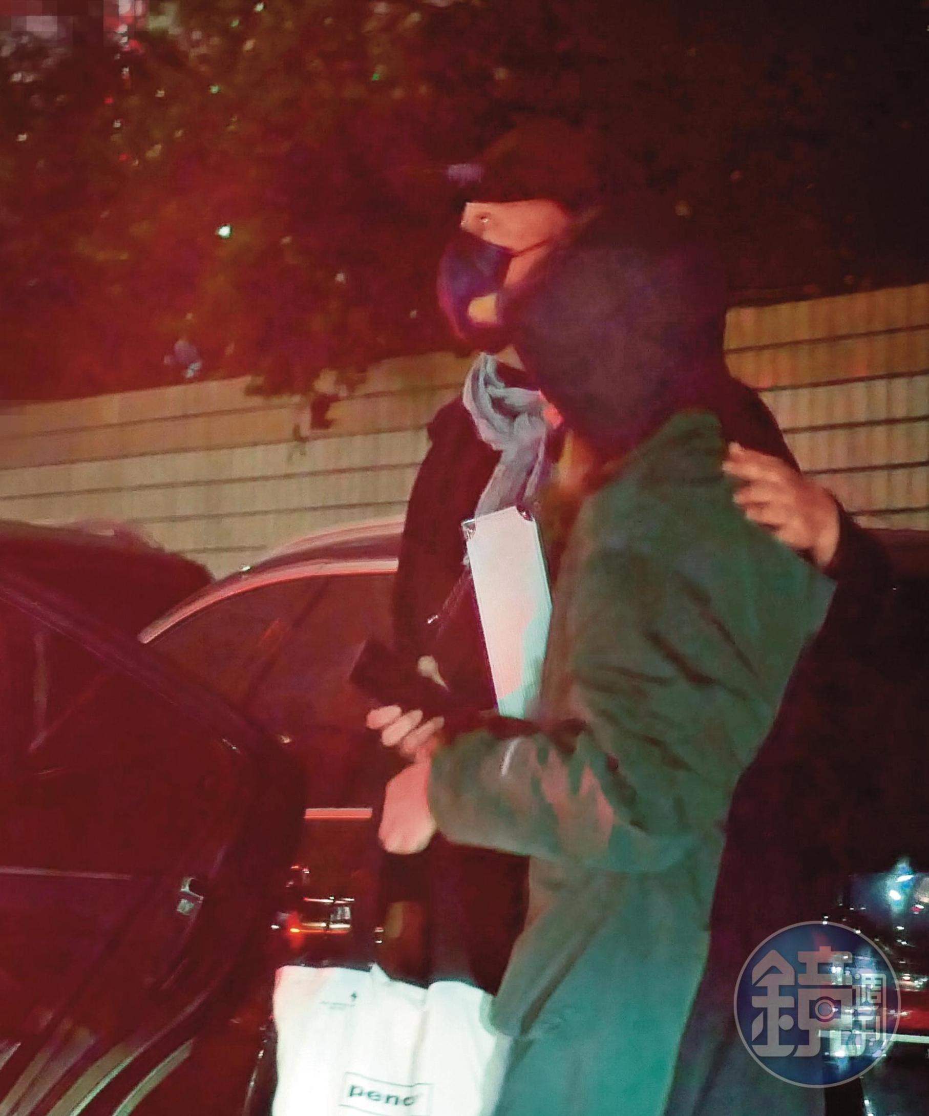 12月1日18:13,黃秋生對於女伴護花不遺餘力,手很少離開對方的身體,十分紳士。