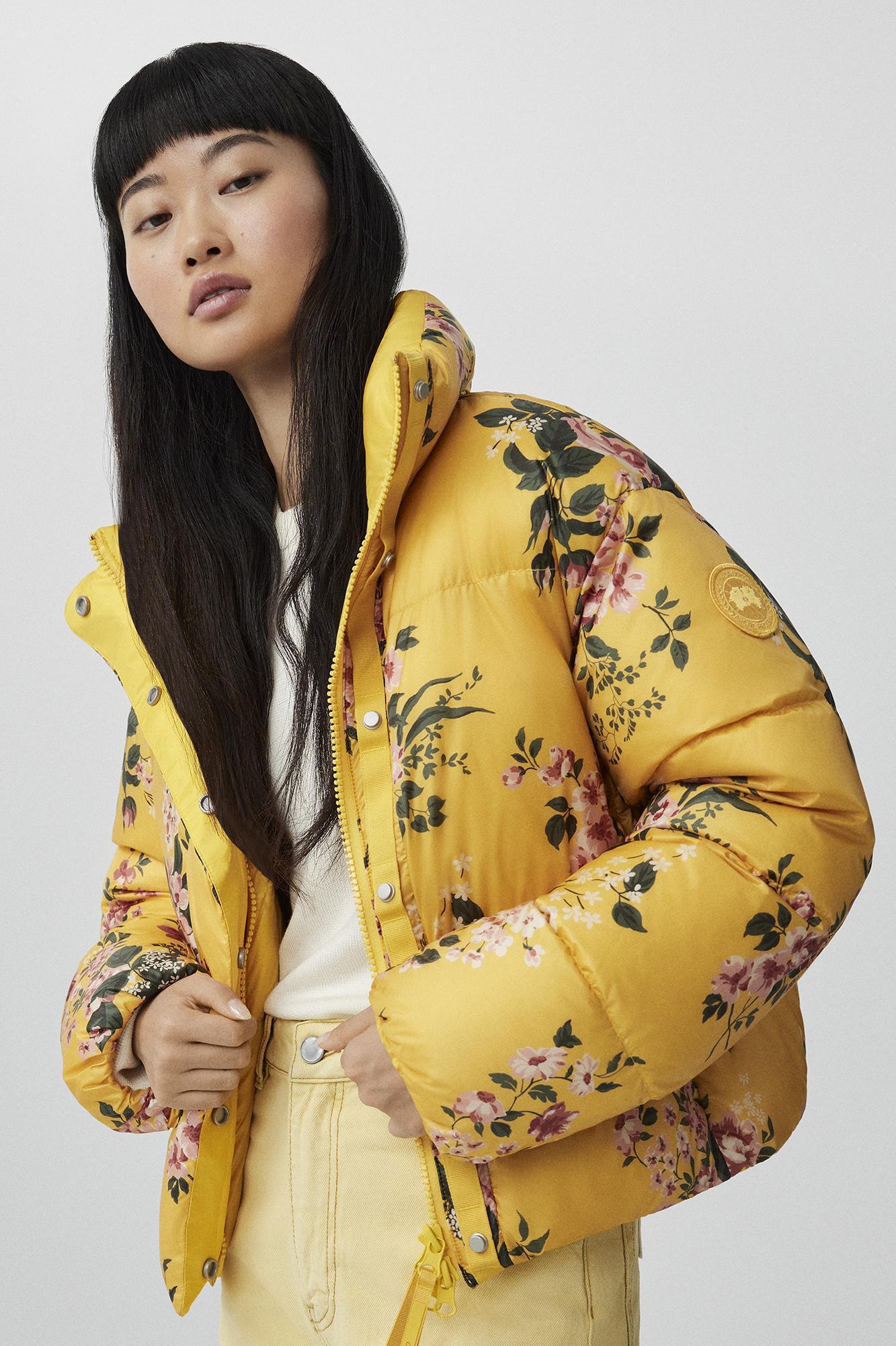 台灣獨家的Anjelica水仙花印花黃色Lorita Puffer羽絨外套。NT$37,300（Canada Goose提供）