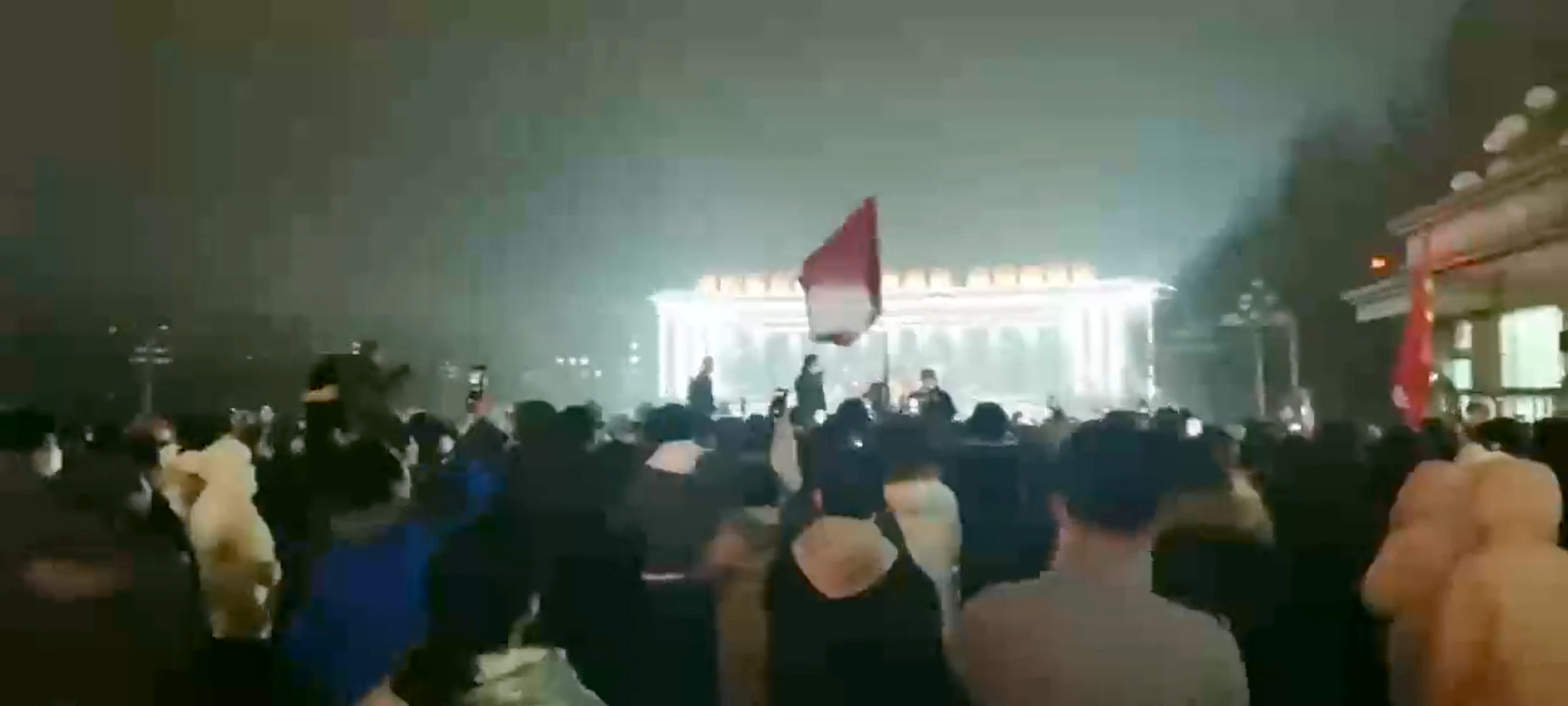 示威者以漢族人居多，維族人遭受多年壓迫，已噤若寒蟬。