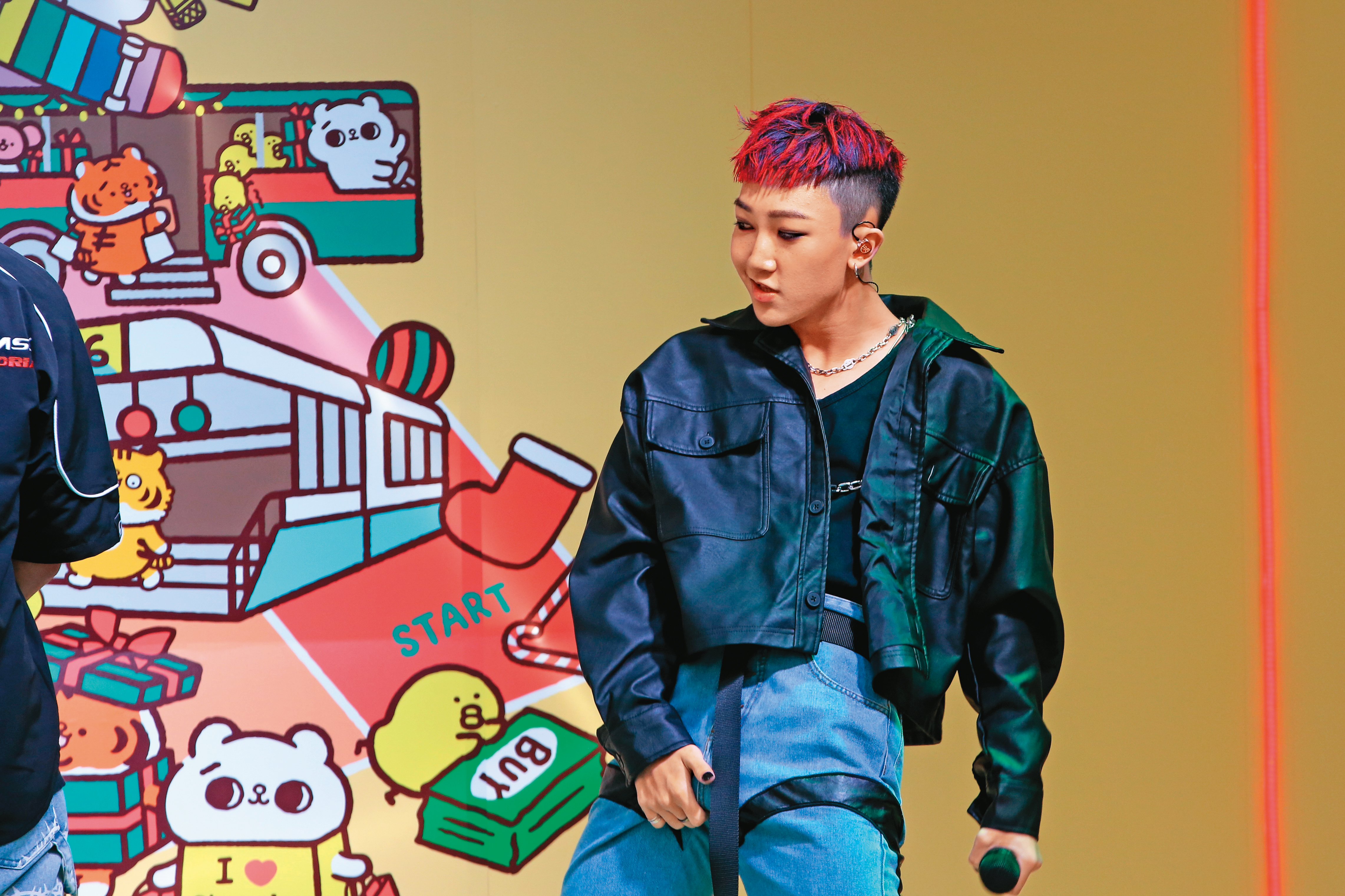 小孩重現右手捧LP的招牌性感姿勢，好想當那隻右手喔～（嗅）