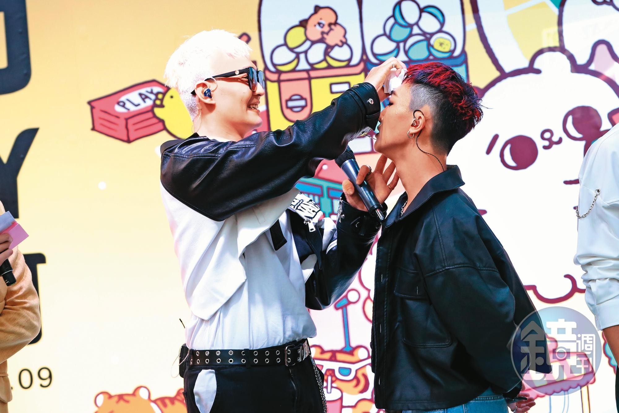 小孩(右)頭上流下紅色染髮劑,乍看「血流滿面」,胥崴(左)趕緊幫忙擦拭,揪感心。