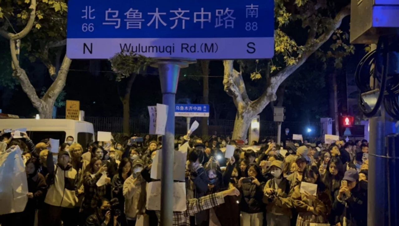 新疆烏魯木齊一把火燒出沸騰民怨,上海市民日前齊聚上海烏魯木齊中路,哀悼亡者、抗議封控政策。(翻攝自網路)