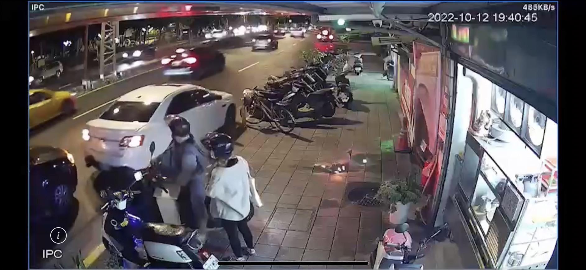 林男在小吃店用餐時，停在馬路上的愛車突遭另部黑車從後方追撞。（翻攝畫面）