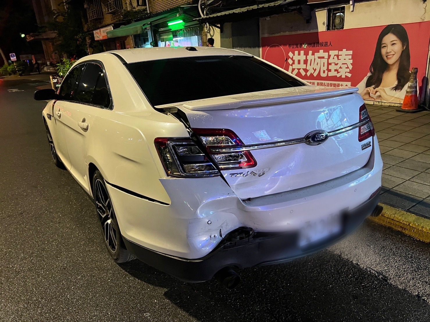 林男愛車的左後車尾遭受撞擊,有明顯毀損。(翻攝畫面)