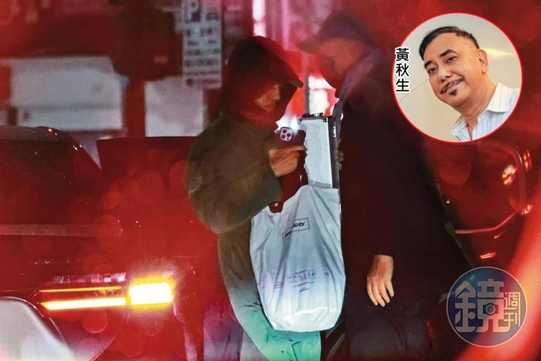 12月1日18：11，下車時，黃秋生還體貼地準備上前幫雙手沒空的女伴關車門。