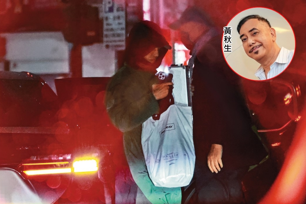 12月1日18:11,下車時,黃秋生還體貼地準備上前幫雙手沒空的女伴關車門。