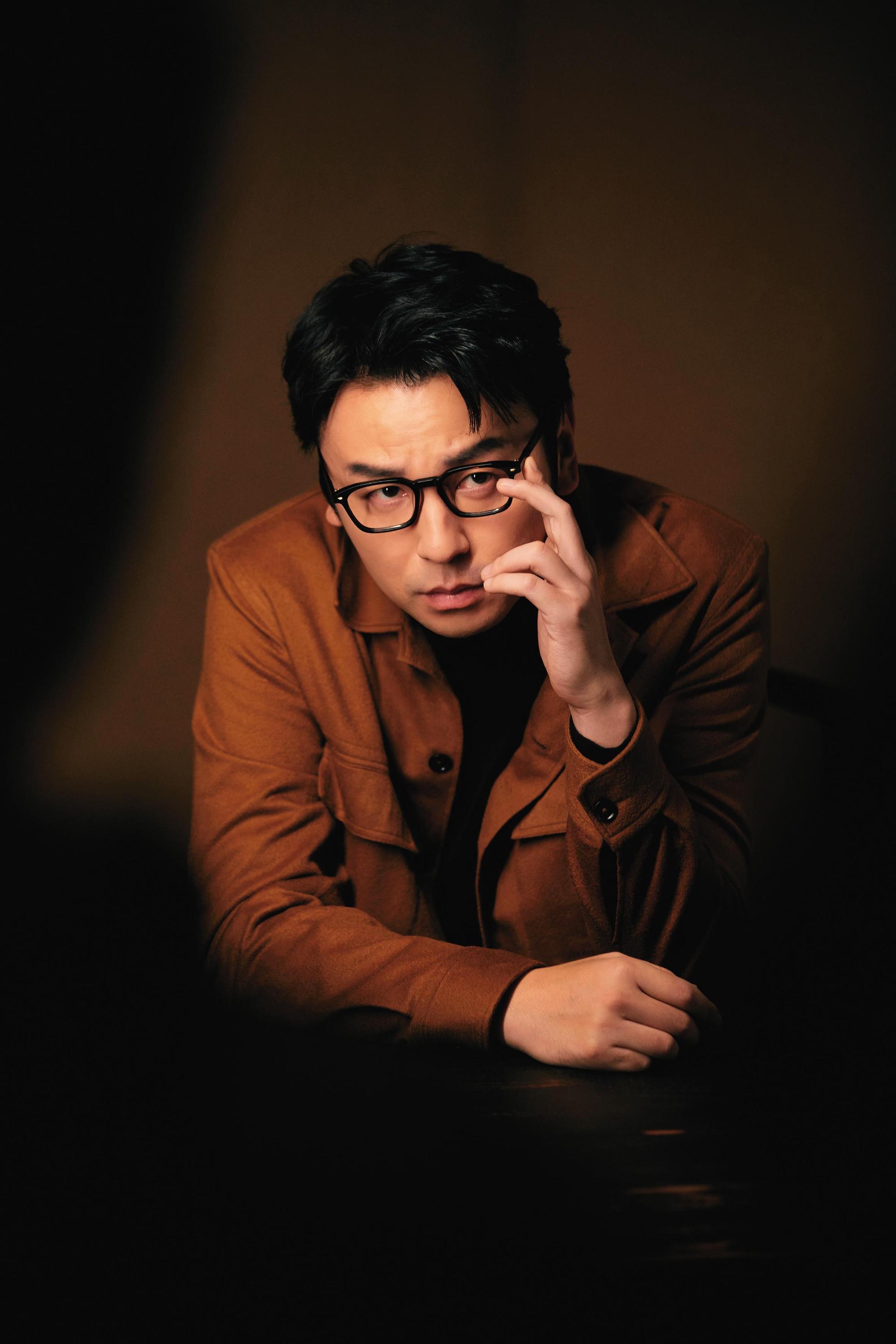 雷佳音婚後與長髮女子親暱聊天，工作室澄清只是朋友而已。（翻攝自雷佳音工作室微博）