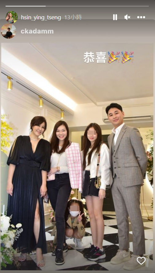 曾馨瑩的大女兒妞妞(右二)曬出大長腿,小女兒QQ(左三)蹲在底下比YA,俏皮可愛。(翻攝曾馨瑩IG)