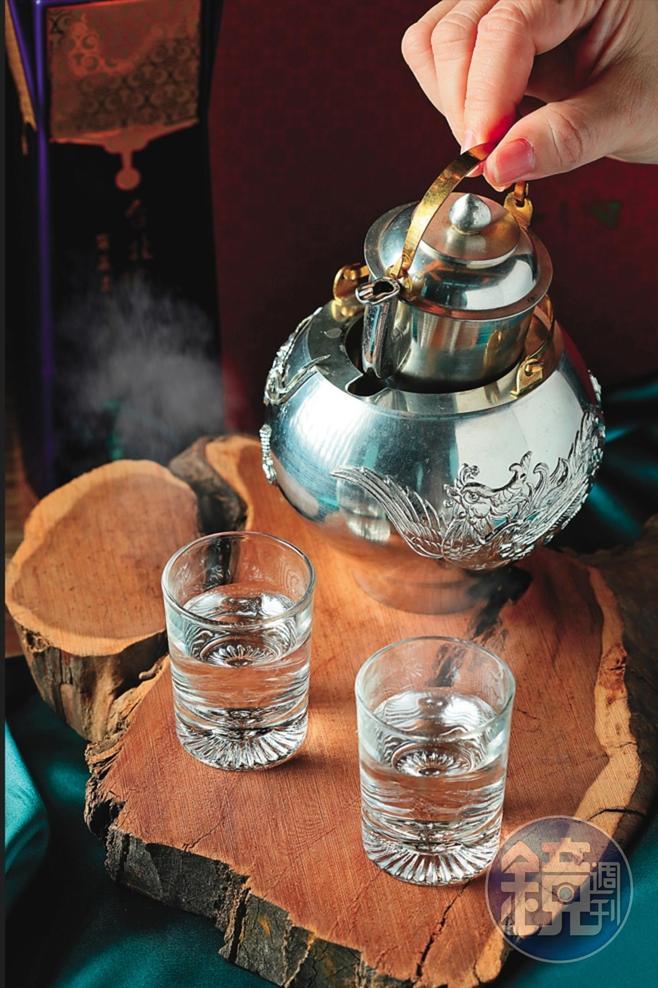 將高粱溫熱至比體溫略高的溫度飲用,最能激發香氣且降低嗆辣感。