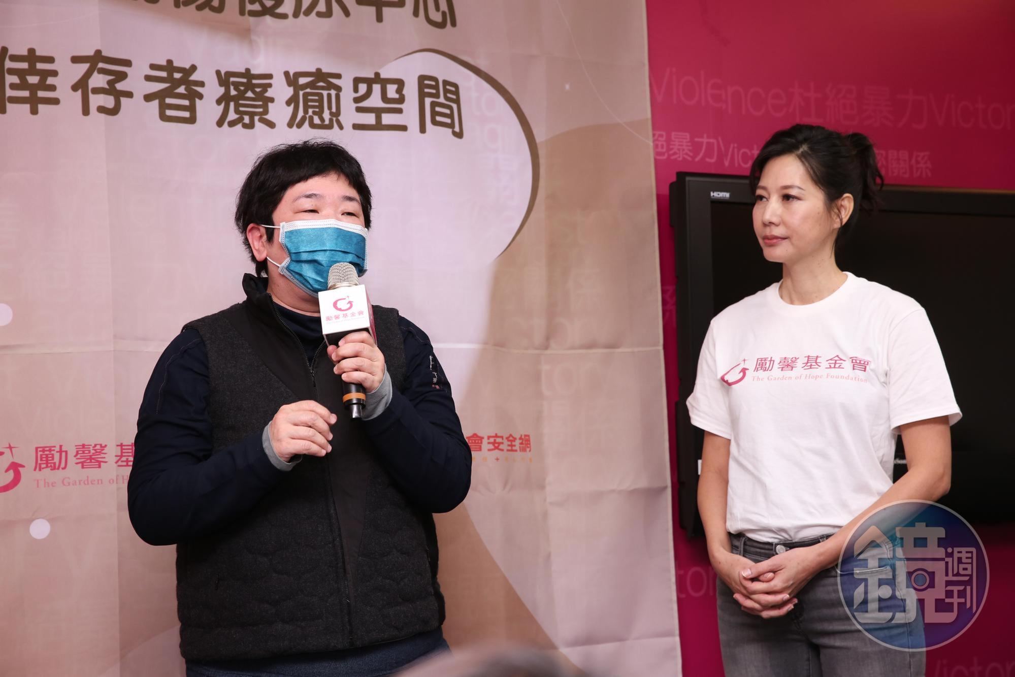 丁寧認真聆聽編劇溫郁方芳分享身邊朋友的創傷經驗。