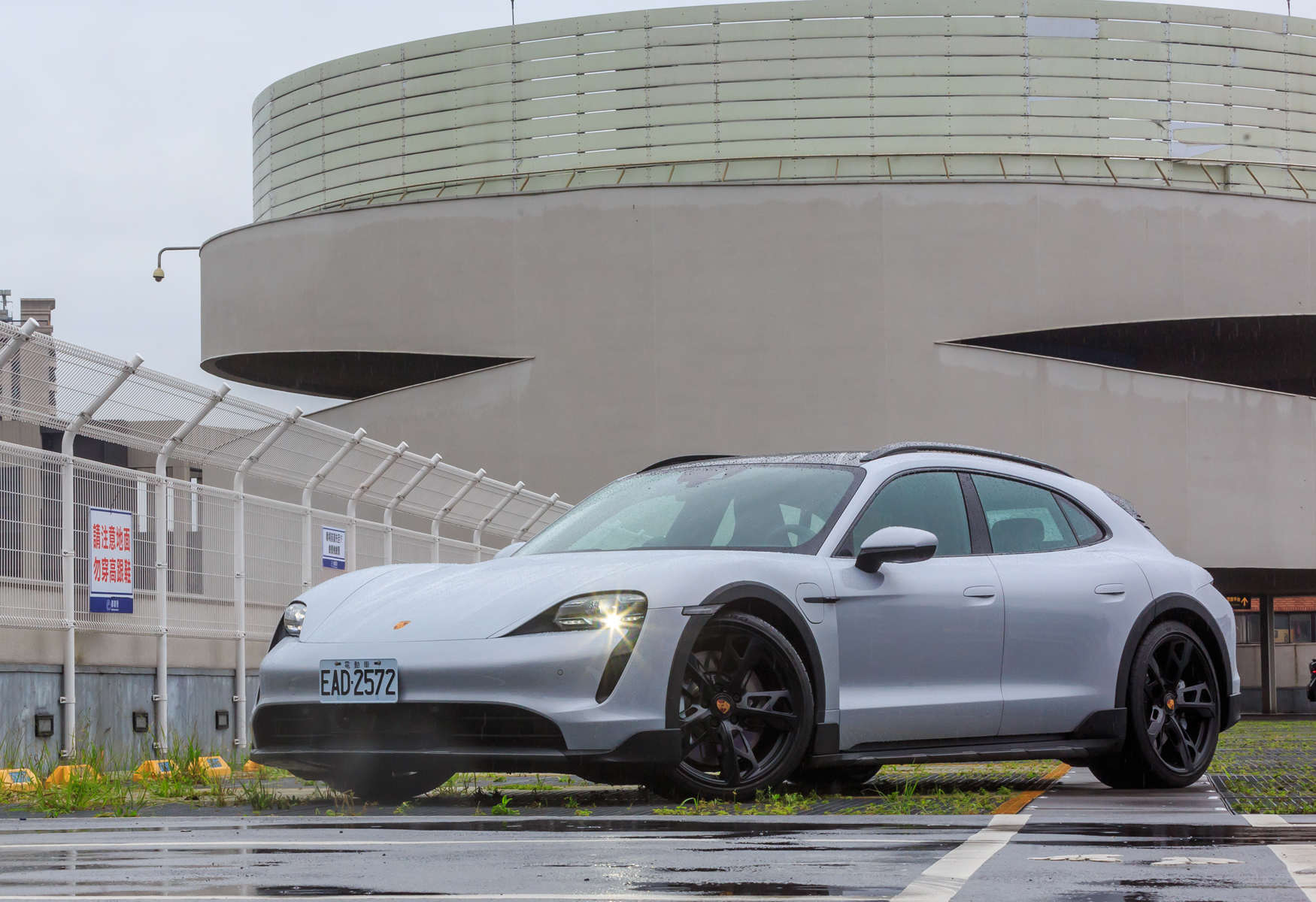 【2022年度風雲車-13】獵裝紳士！PORSCHE Taycan 4S Cross Tourismo 