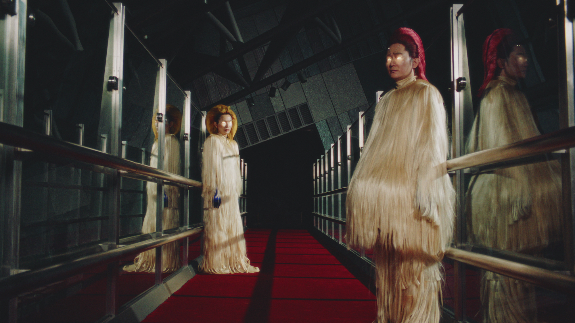 Tizzy Bac在〈從地心竄出〉MV中化身未知物種，雙眼發光傳送念力改變人類意志。（相信音樂提供）