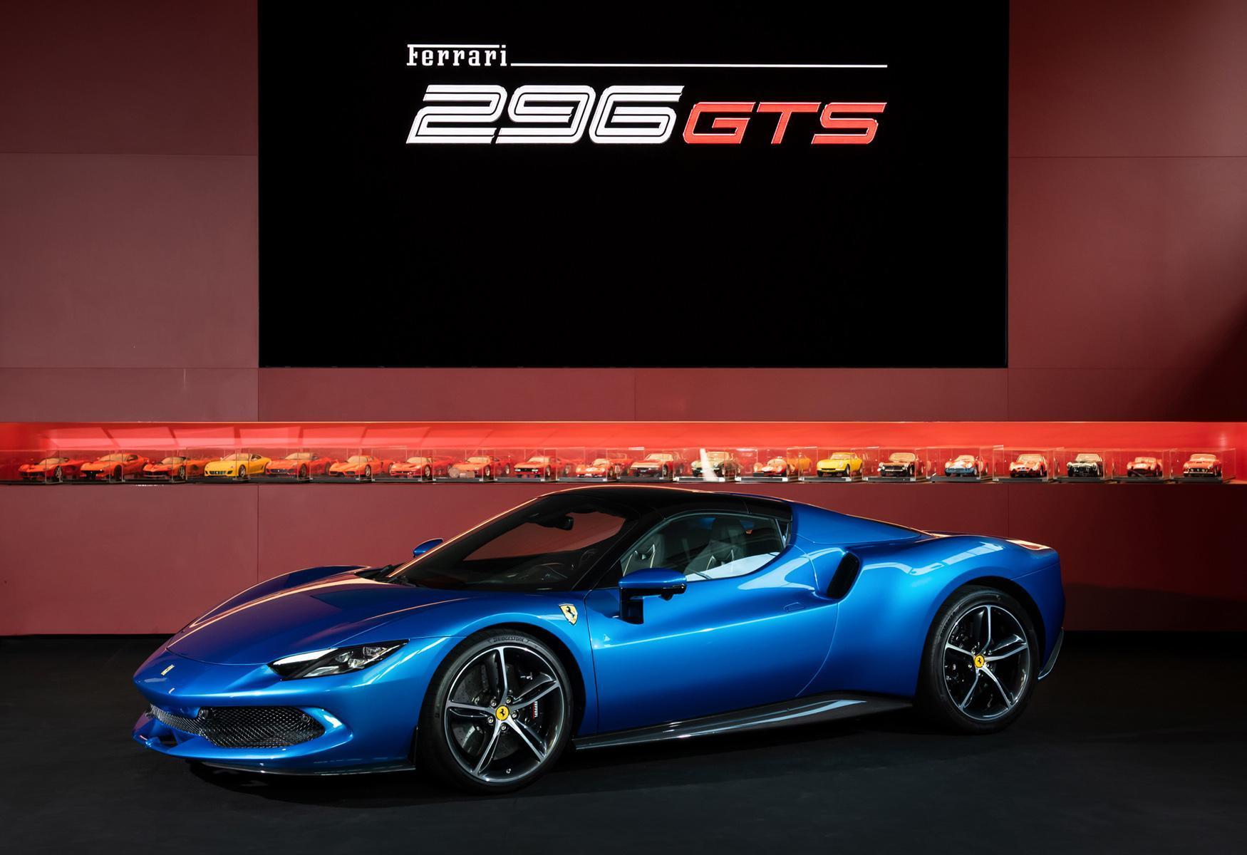 Ferrari 296 GTS承襲Ferrari 296 GTB的美形設計與尖端造車科技，不論在賽道上極限操駕或是日常駕駛均可帶來純粹的駕馭激情。